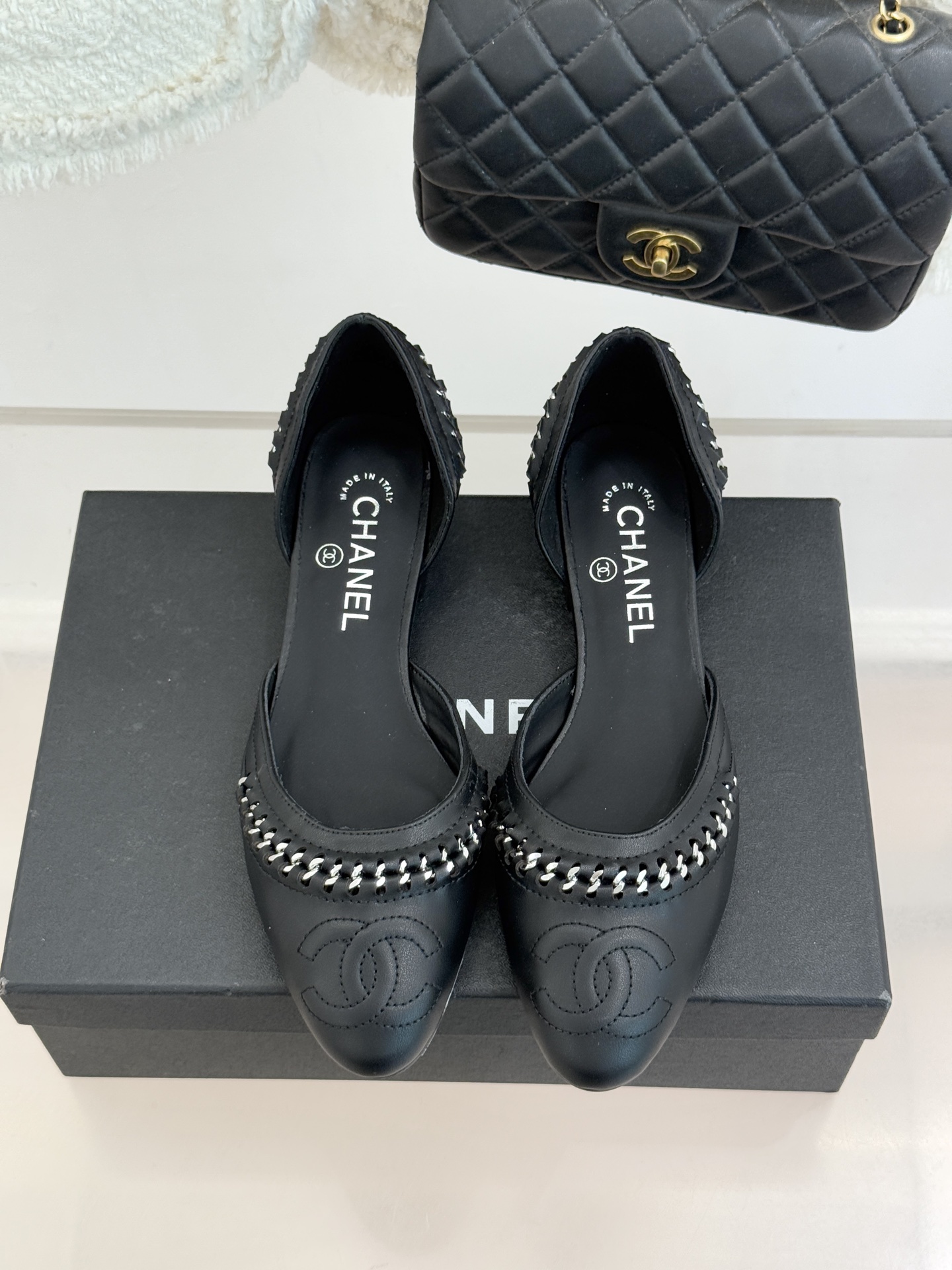 CHANE* ｜小香双C拼接平底高跟中空凉鞋将法式优雅与利落线条完美融合。经典拼色设计简约高级鞋头点缀双