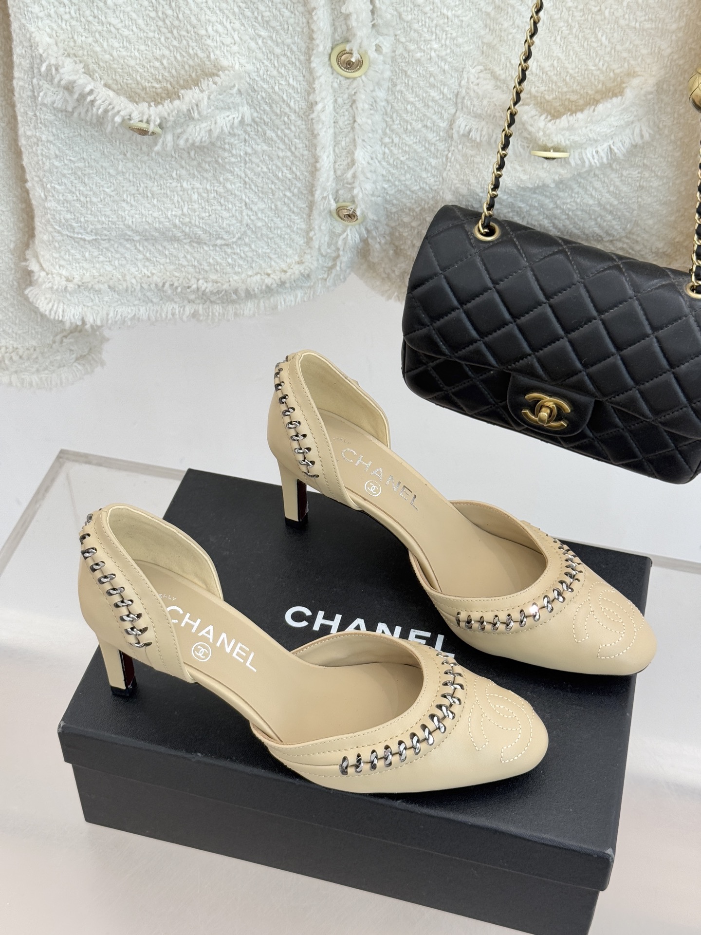 CHANE* ｜小香双C拼接平底高跟中空凉鞋将法式优雅与利落线条完美融合。经典拼色设计简约高级鞋头点缀双