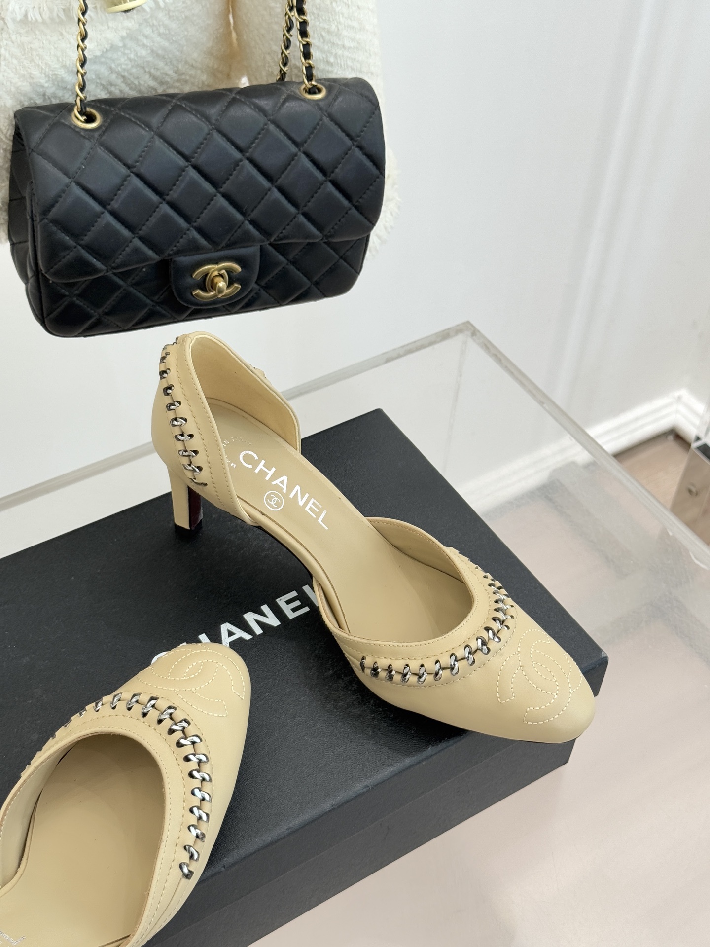 CHANE* ｜小香双C拼接平底高跟中空凉鞋将法式优雅与利落线条完美融合。经典拼色设计简约高级鞋头点缀双