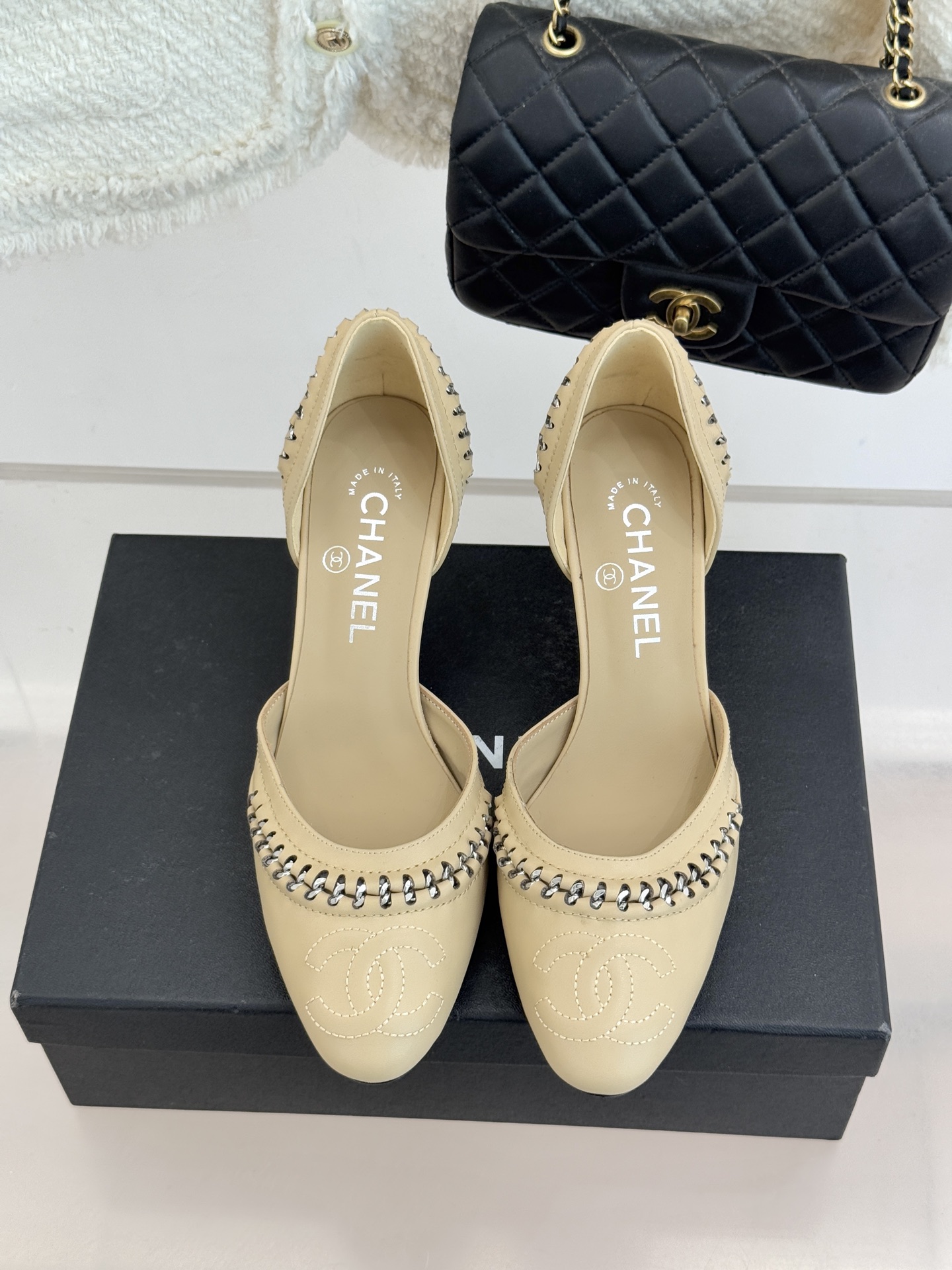 CHANE* ｜小香双C拼接平底高跟中空凉鞋将法式优雅与利落线条完美融合。经典拼色设计简约高级鞋头点缀双