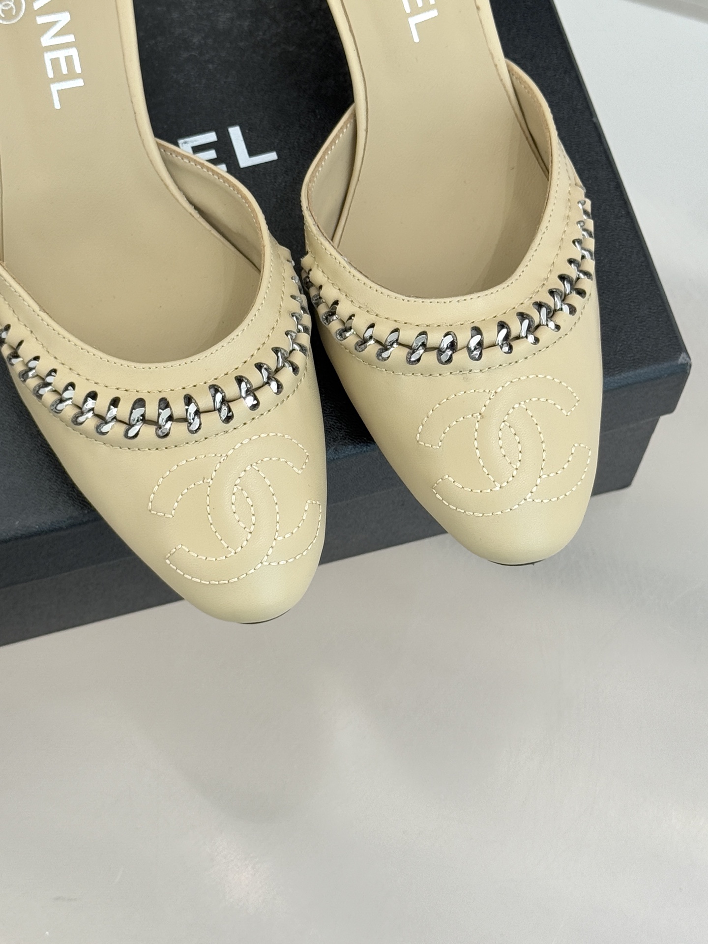 CHANE* ｜小香双C拼接平底高跟中空凉鞋将法式优雅与利落线条完美融合。经典拼色设计简约高级鞋头点缀双