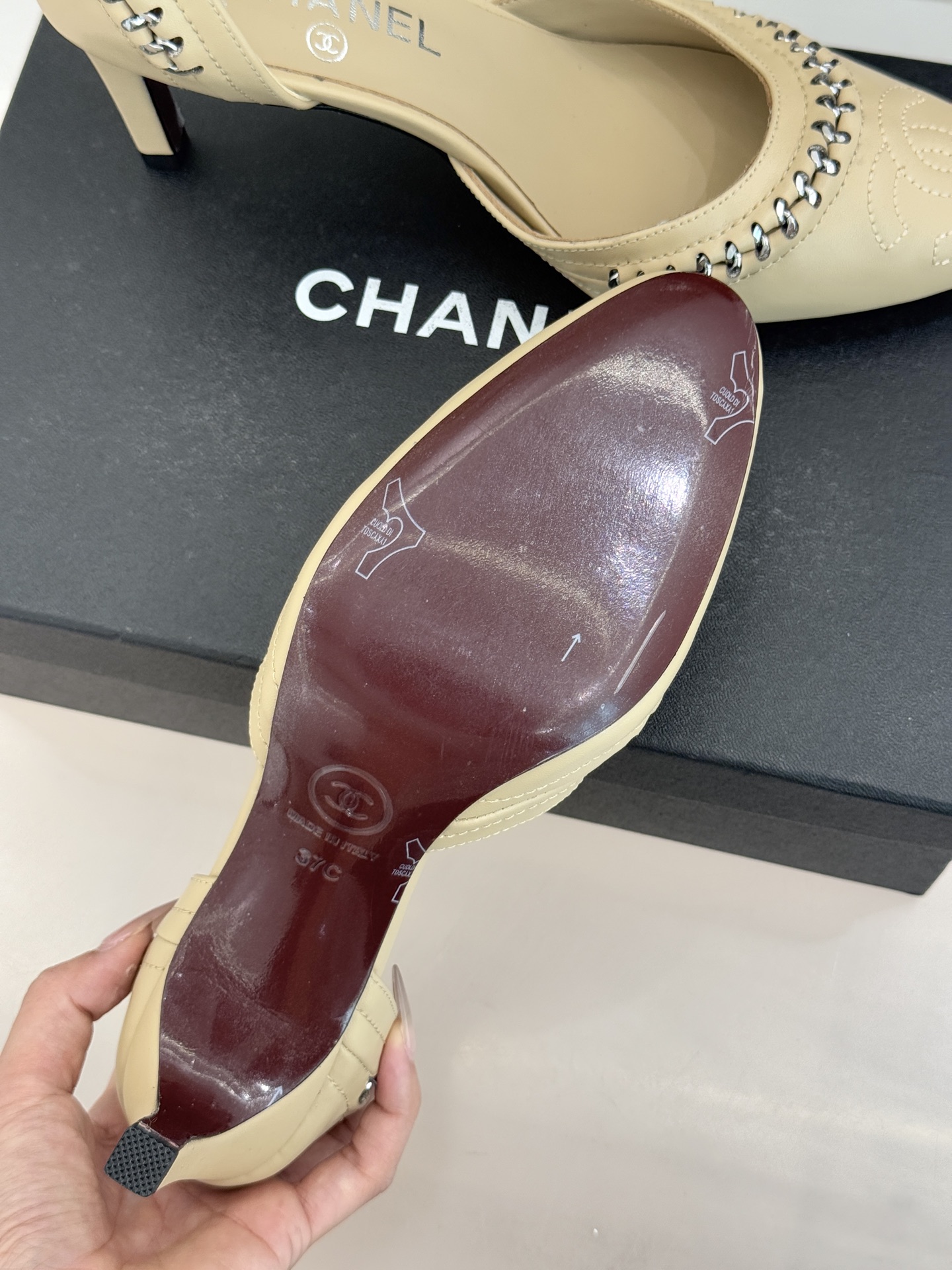 CHANE* ｜小香双C拼接平底高跟中空凉鞋将法式优雅与利落线条完美融合。经典拼色设计简约高级鞋头点缀双