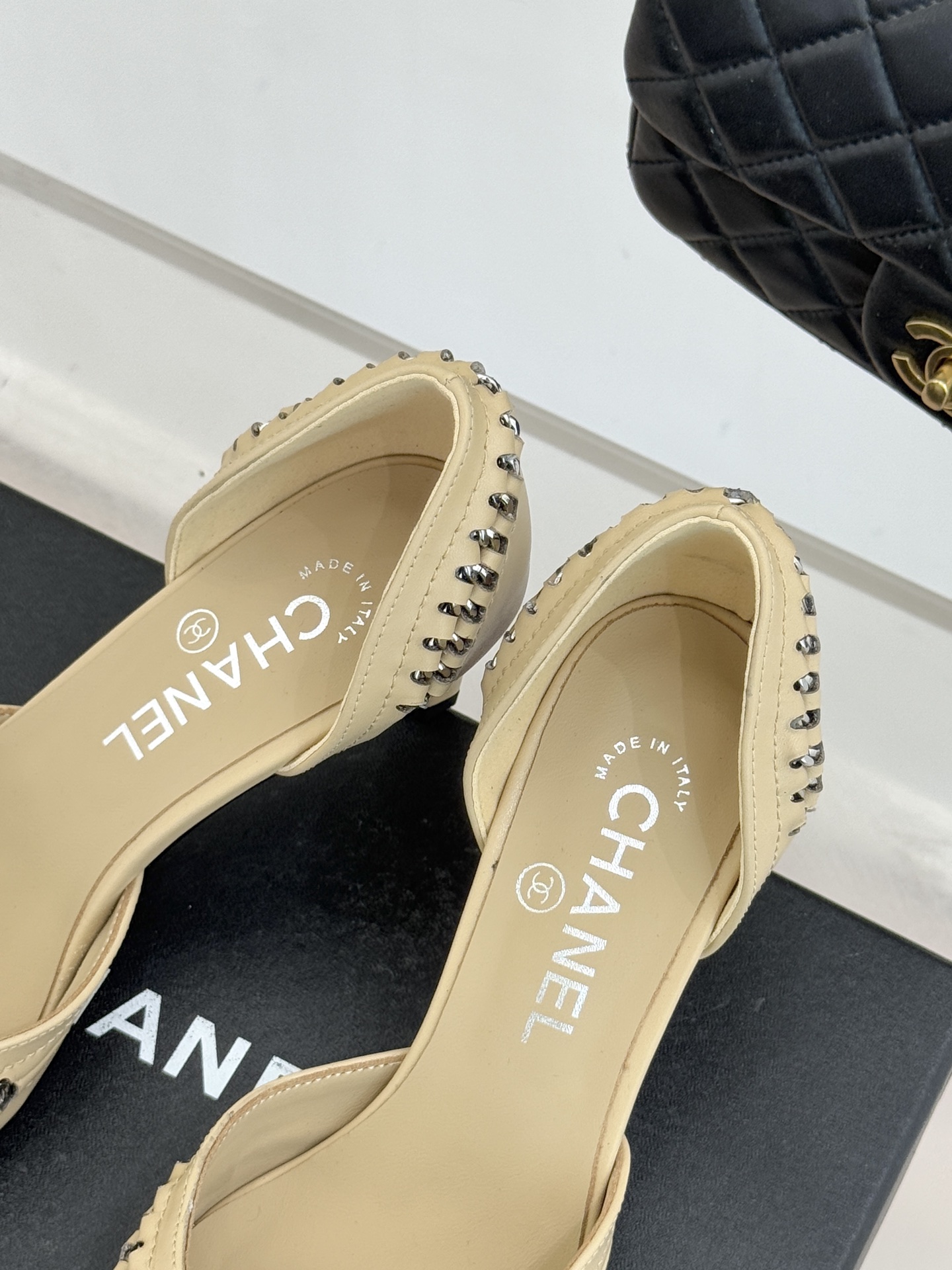 CHANE* ｜小香双C拼接平底高跟中空凉鞋将法式优雅与利落线条完美融合。经典拼色设计简约高级鞋头点缀双