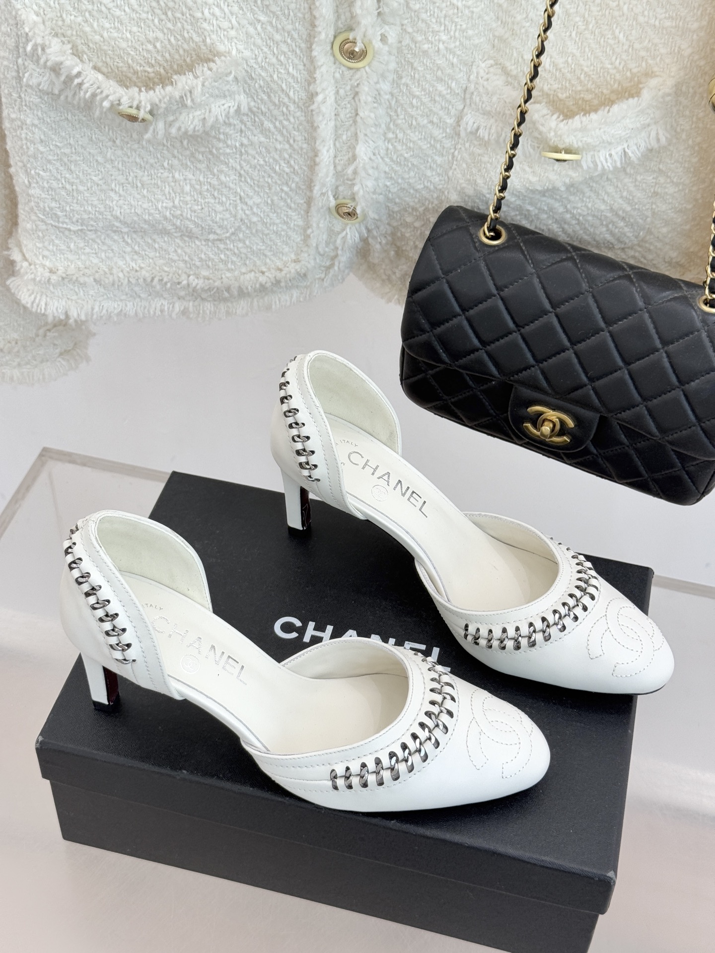 CHANE* ｜小香双C拼接平底高跟中空凉鞋将法式优雅与利落线条完美融合。经典拼色设计简约高级鞋头点缀双