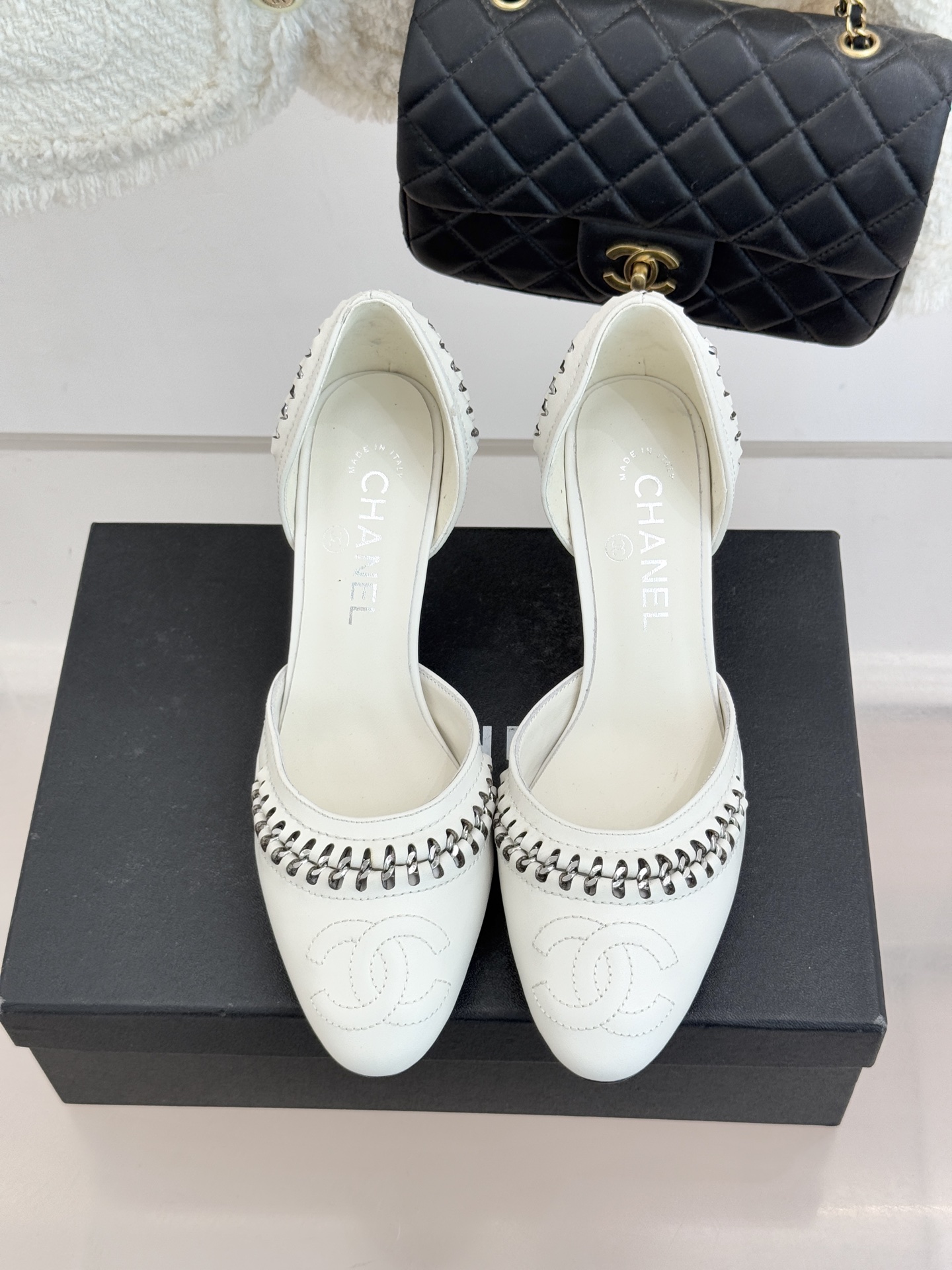 CHANE* ｜小香双C拼接平底高跟中空凉鞋将法式优雅与利落线条完美融合。经典拼色设计简约高级鞋头点缀双