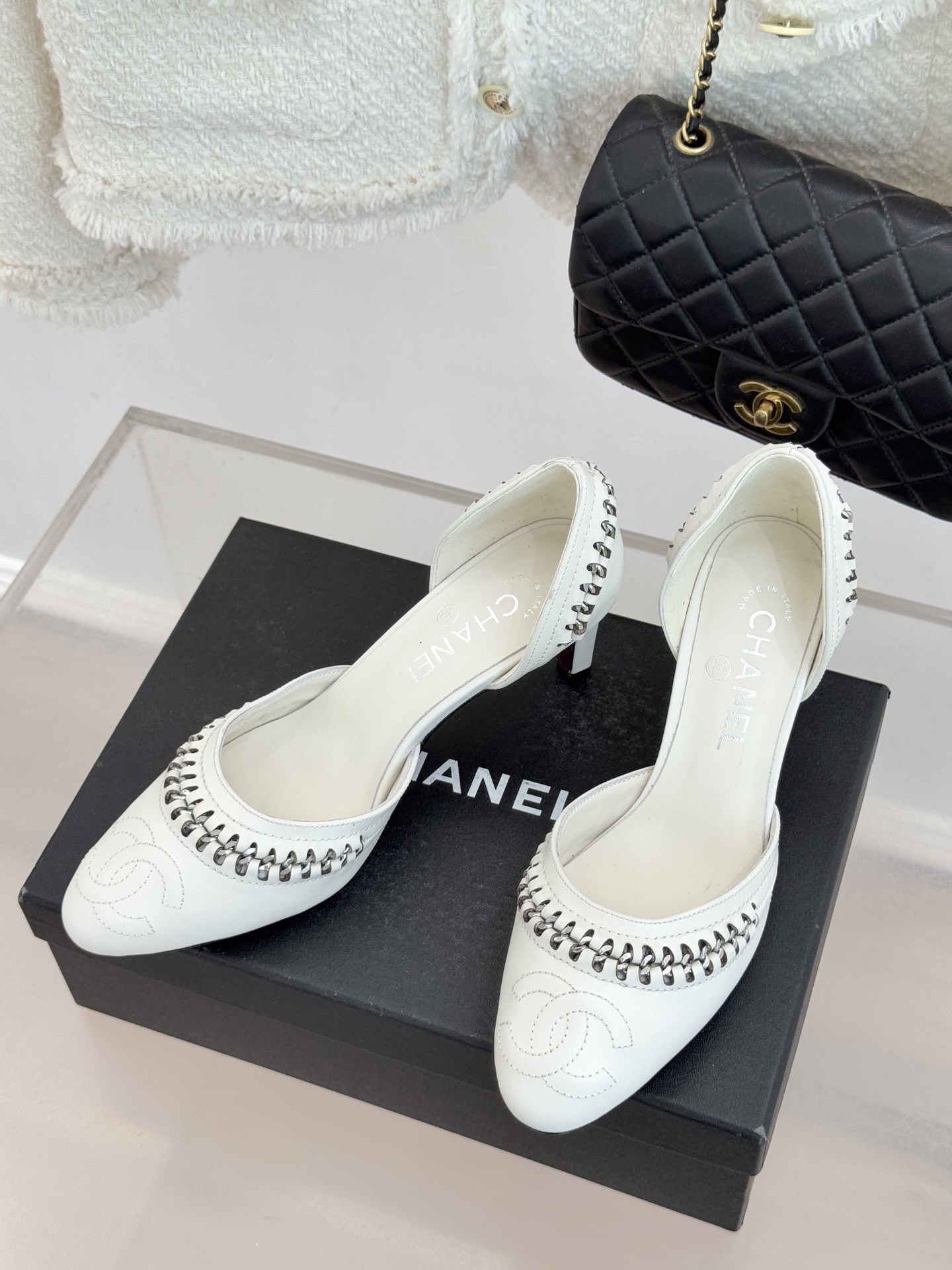 CHANE* ｜小香双C拼接平底高跟中空凉鞋将法式优雅与利落线条完美融合。经典拼色设计简约高级鞋头点缀双