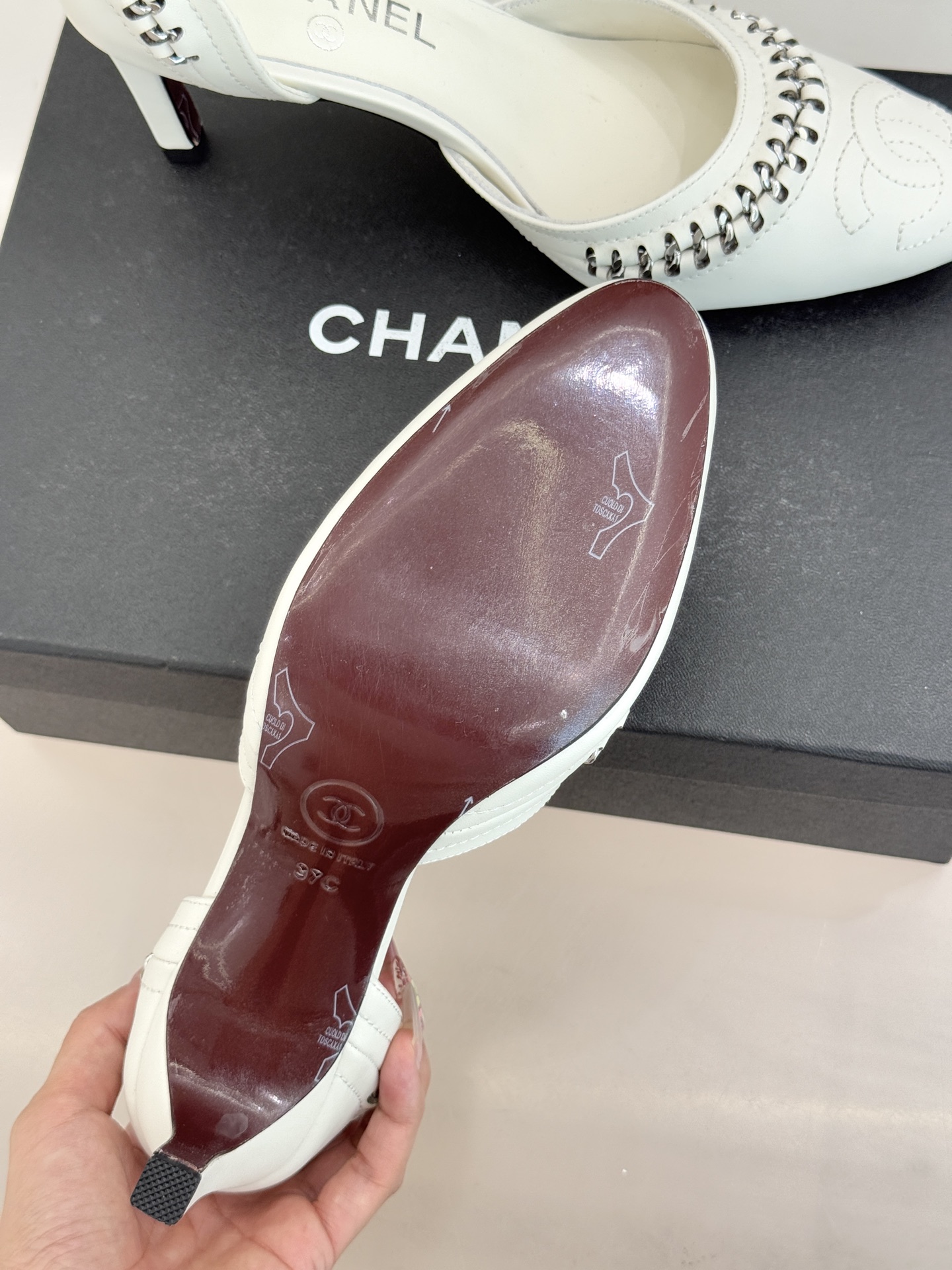 CHANE* ｜小香双C拼接平底高跟中空凉鞋将法式优雅与利落线条完美融合。经典拼色设计简约高级鞋头点缀双