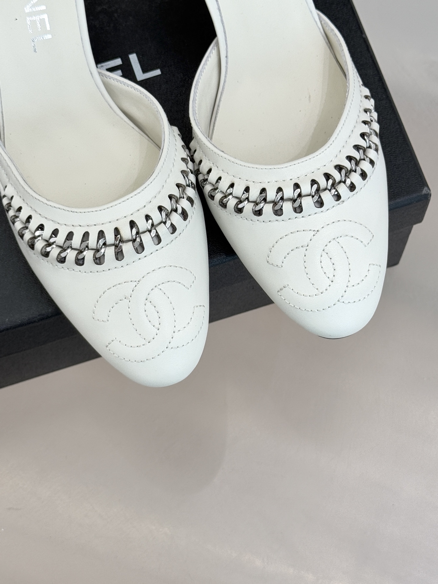 CHANE* ｜小香双C拼接平底高跟中空凉鞋将法式优雅与利落线条完美融合。经典拼色设计简约高级鞋头点缀双