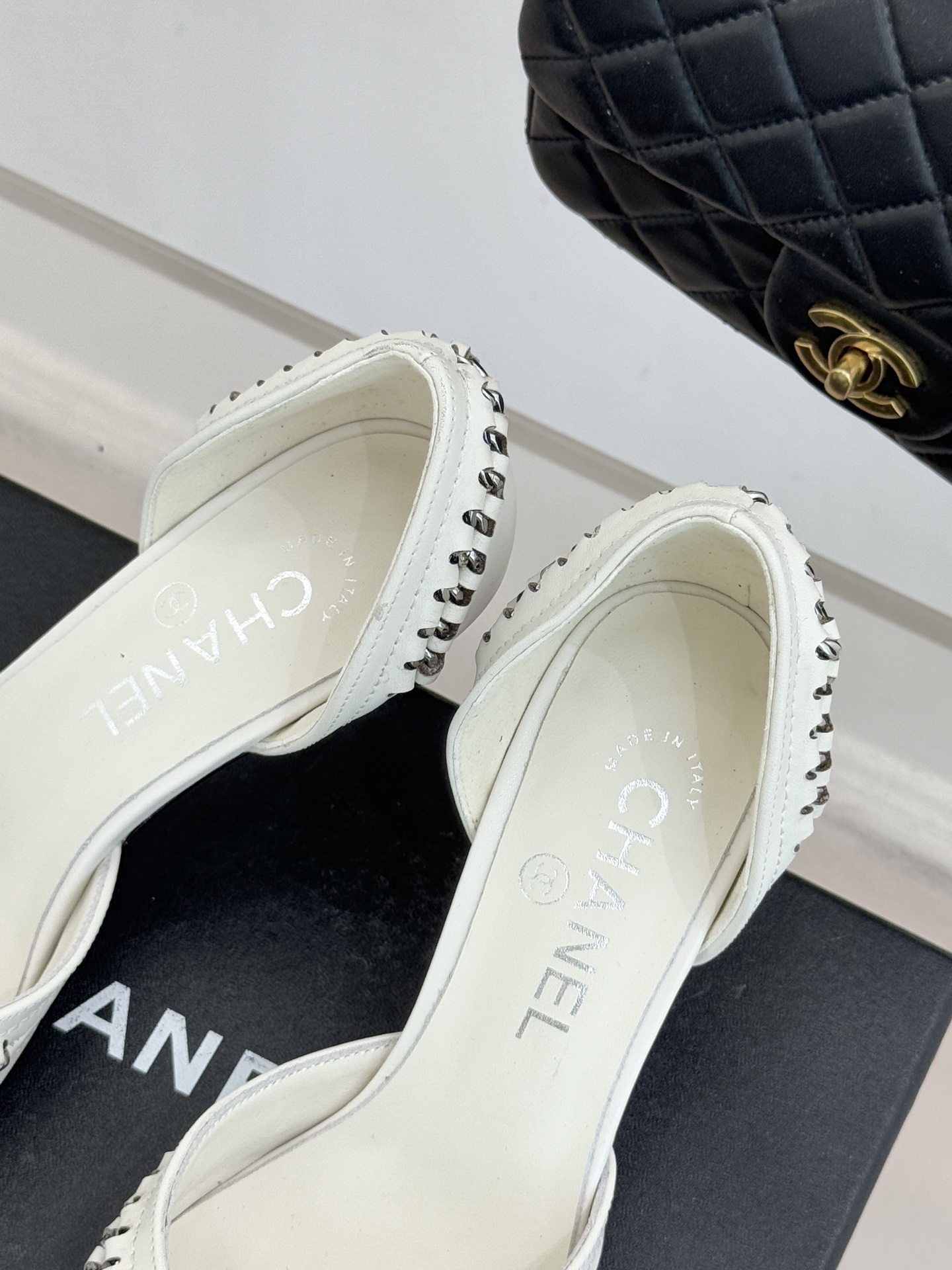 CHANE* ｜小香双C拼接平底高跟中空凉鞋将法式优雅与利落线条完美融合。经典拼色设计简约高级鞋头点缀双