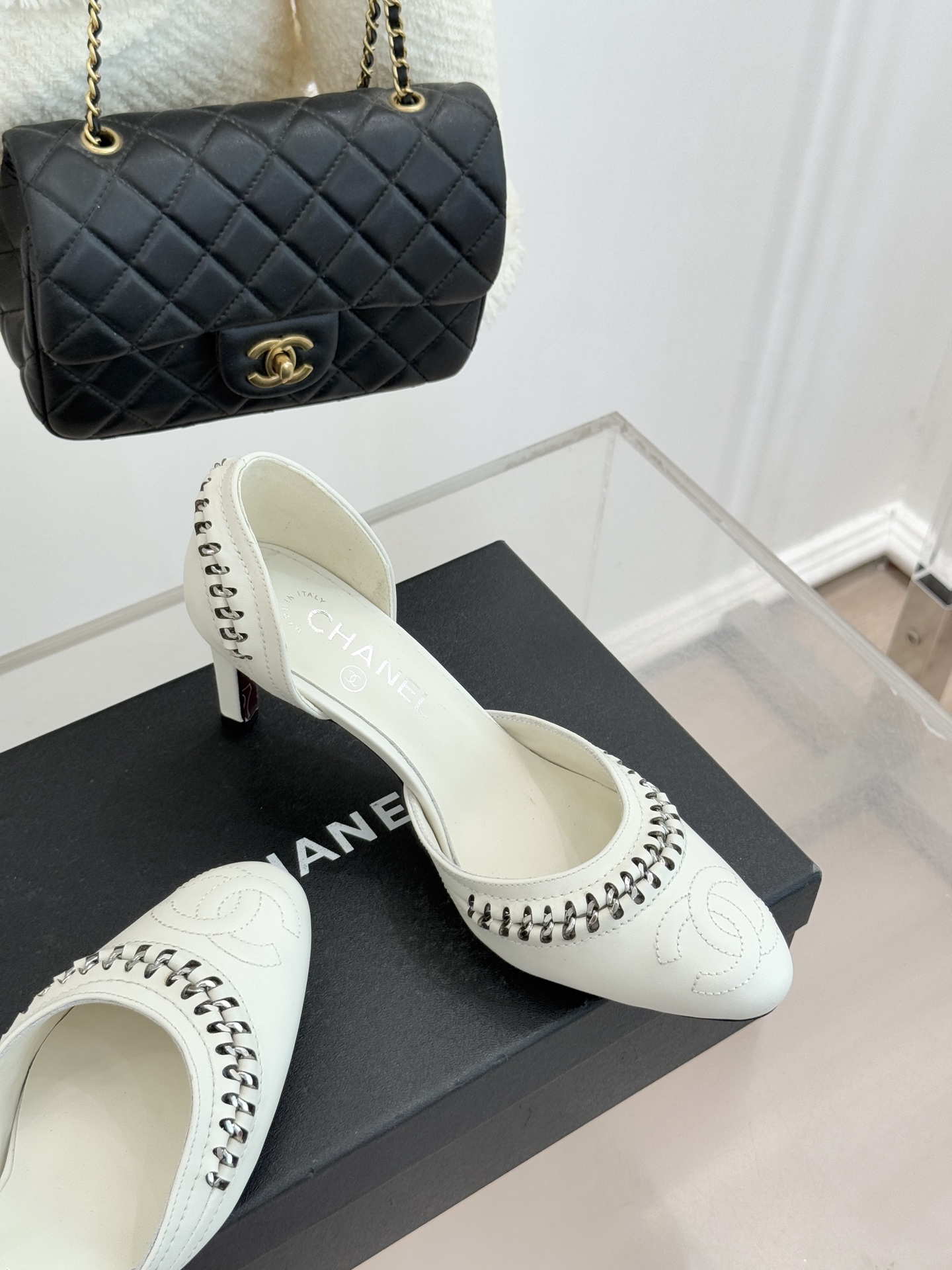 CHANE* ｜小香双C拼接平底高跟中空凉鞋将法式优雅与利落线条完美融合。经典拼色设计简约高级鞋头点缀双