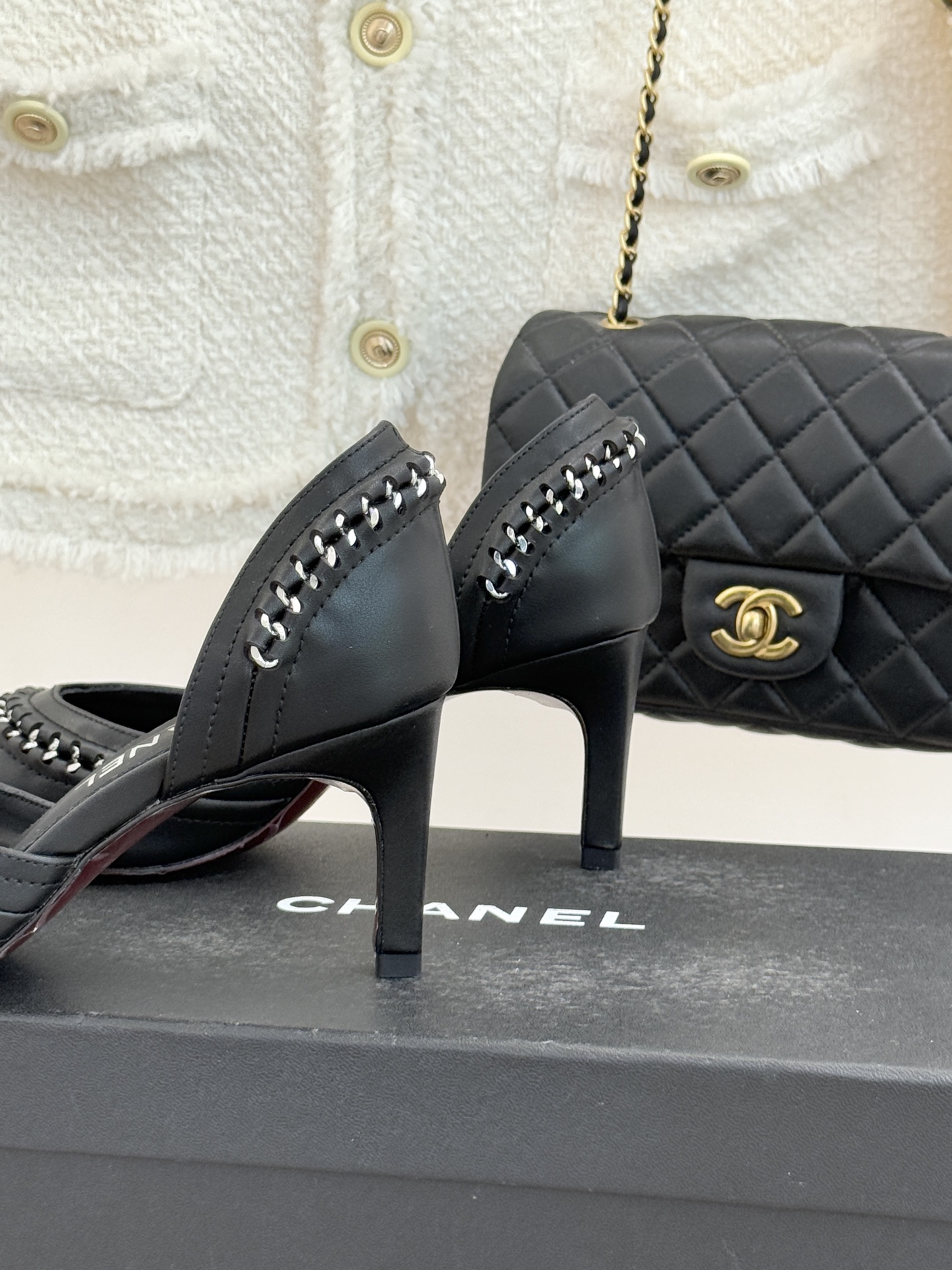 CHANE* ｜小香双C拼接平底高跟中空凉鞋将法式优雅与利落线条完美融合。经典拼色设计简约高级鞋头点缀双