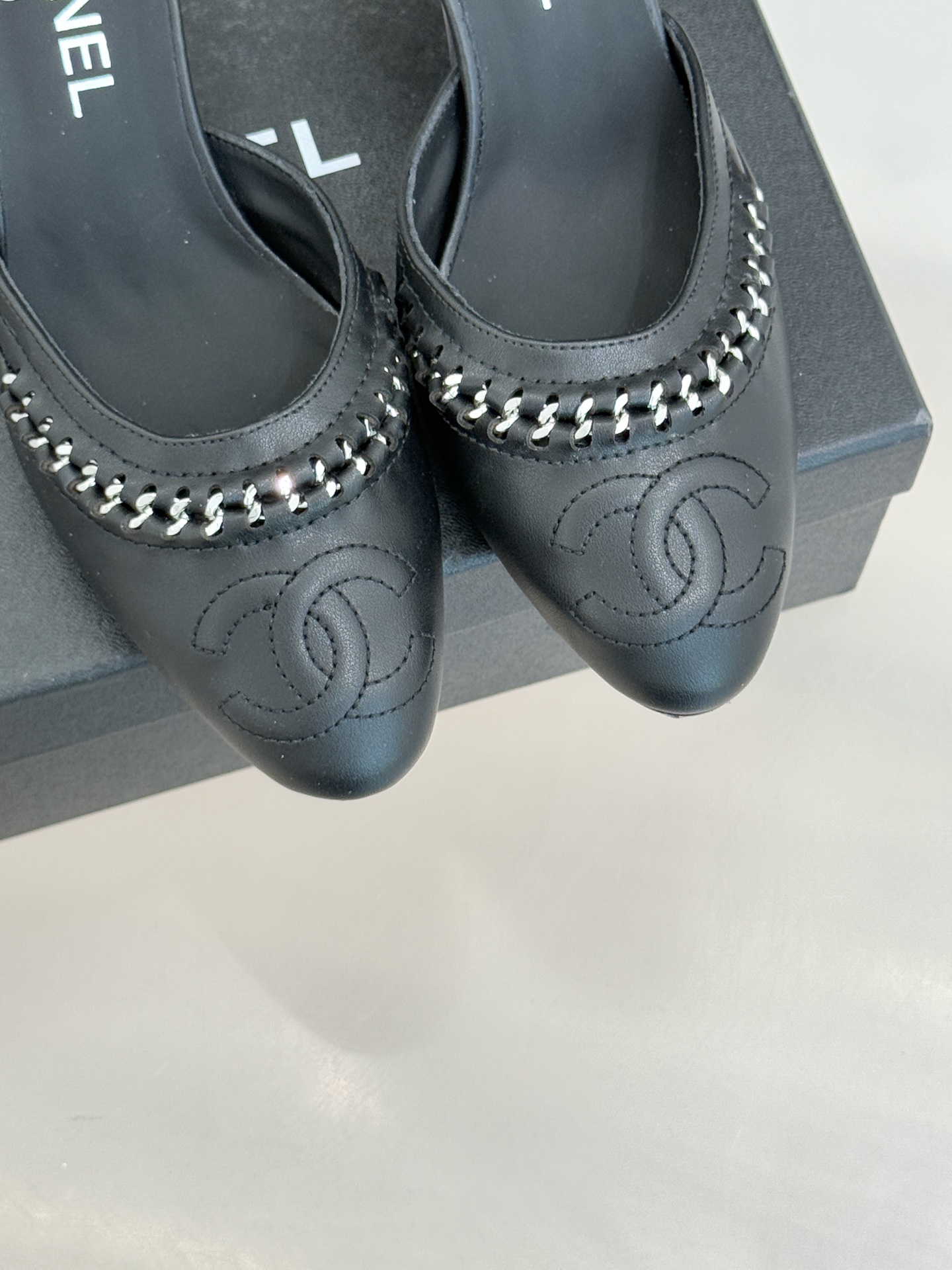 CHANE* ｜小香双C拼接平底高跟中空凉鞋将法式优雅与利落线条完美融合。经典拼色设计简约高级鞋头点缀双