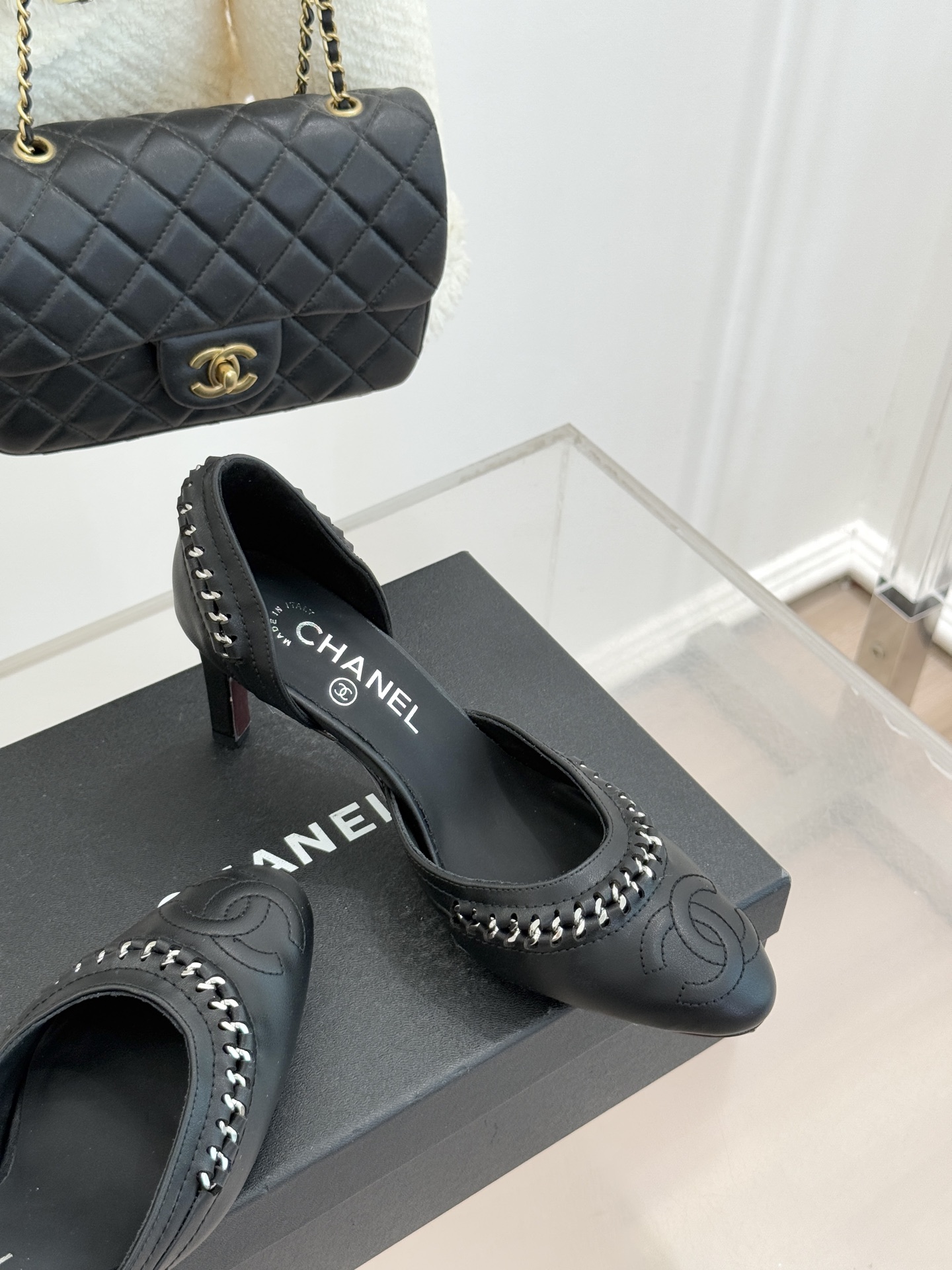 CHANE* ｜小香双C拼接平底高跟中空凉鞋将法式优雅与利落线条完美融合。经典拼色设计简约高级鞋头点缀双