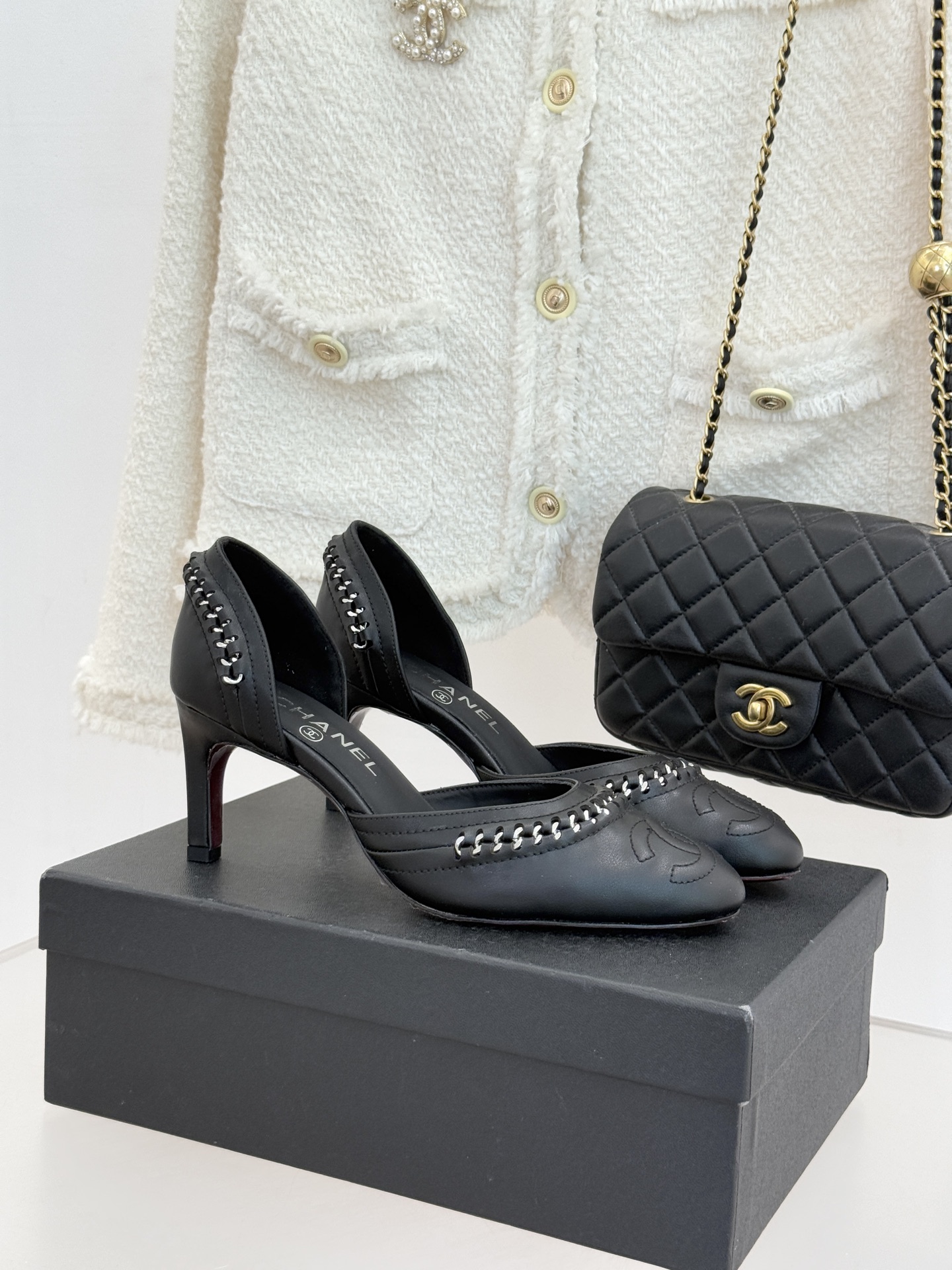 CHANE* ｜小香双C拼接平底高跟中空凉鞋将法式优雅与利落线条完美融合。经典拼色设计简约高级鞋头点缀双