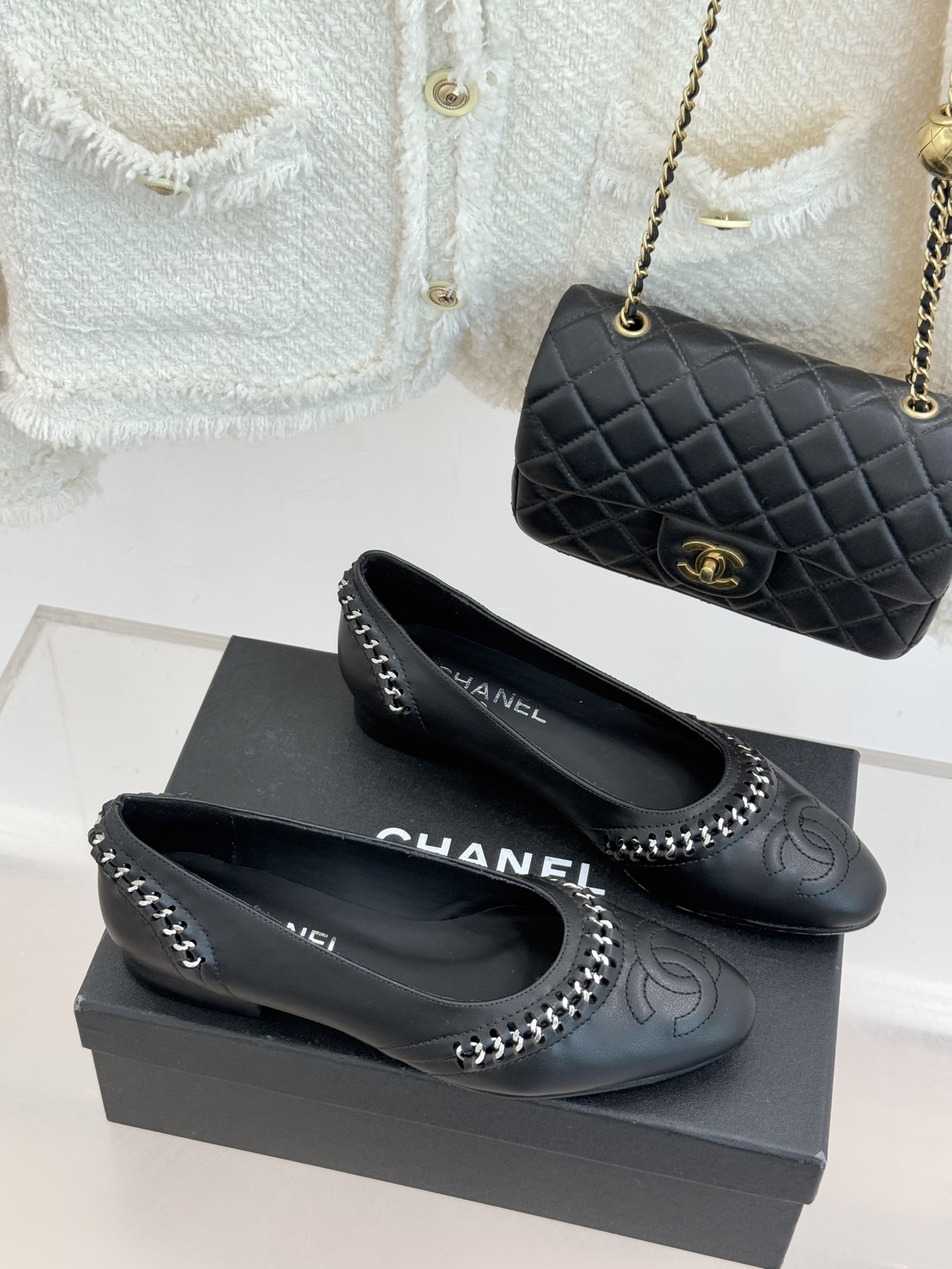 CHANE* ｜小香经典双C拼接平底高跟单鞋将法式优雅刻进每一处细节。利落鞋型搭配撞色拼接设计简约中暗藏