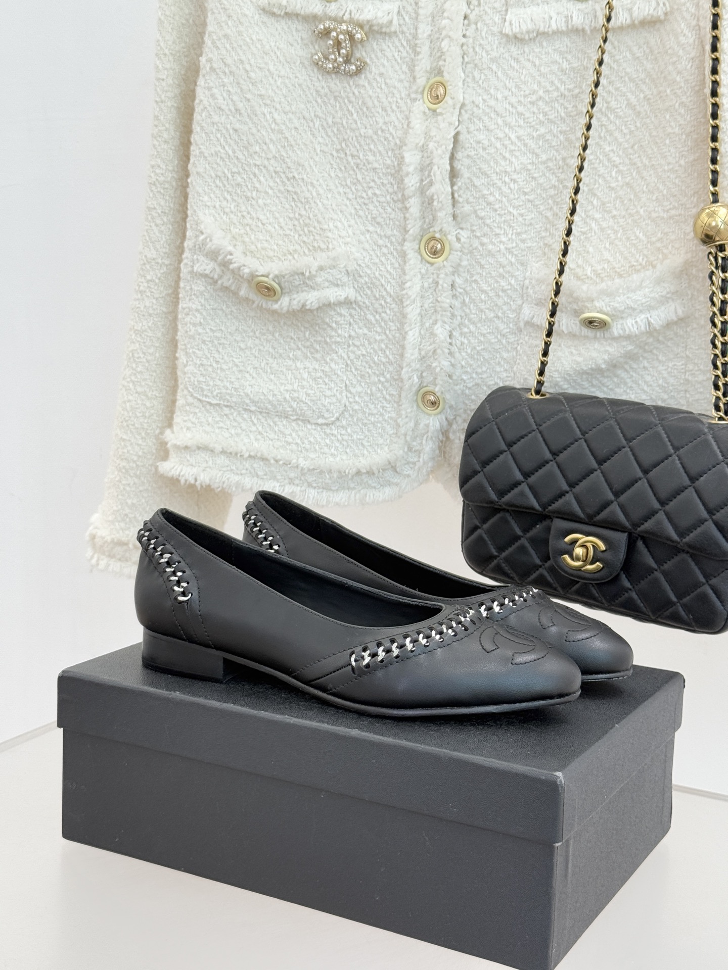 CHANE* ｜小香经典双C拼接平底高跟单鞋将法式优雅刻进每一处细节。利落鞋型搭配撞色拼接设计简约中暗藏