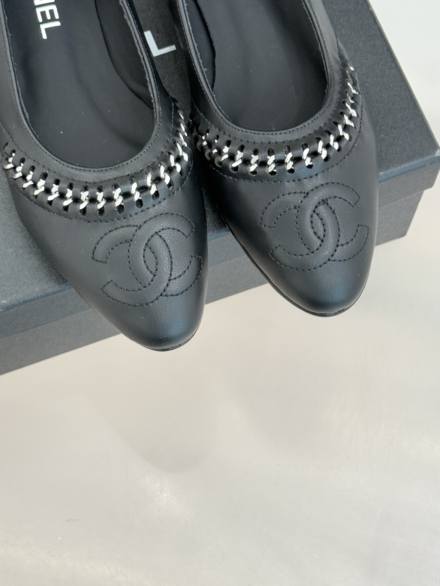 CHANE* ｜小香经典双C拼接平底高跟单鞋将法式优雅刻进每一处细节。利落鞋型搭配撞色拼接设计简约中暗藏