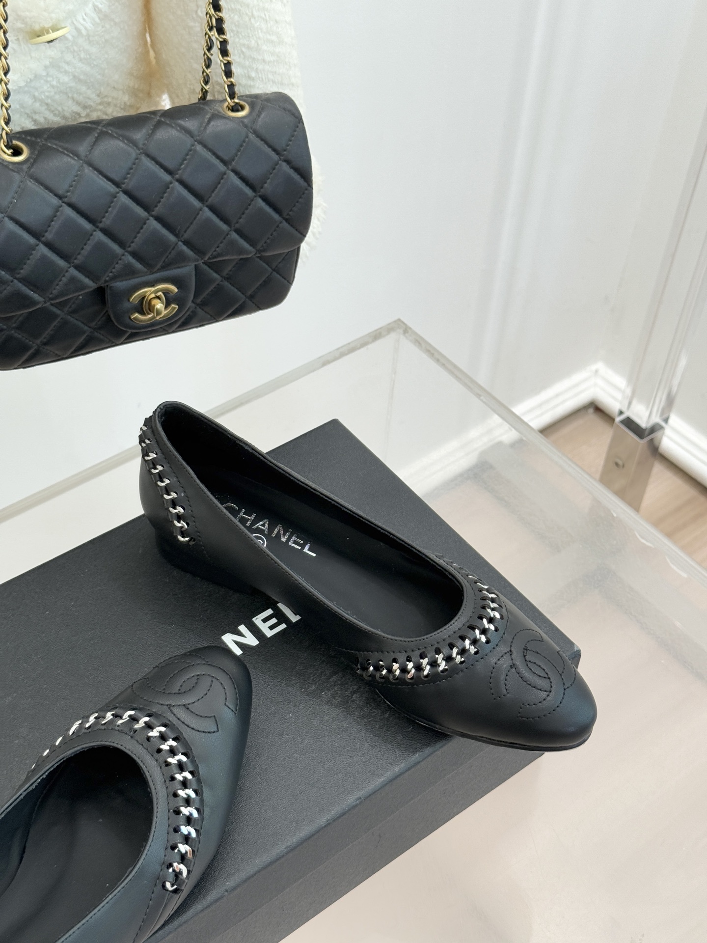 CHANE* ｜小香经典双C拼接平底高跟单鞋将法式优雅刻进每一处细节。利落鞋型搭配撞色拼接设计简约中暗藏