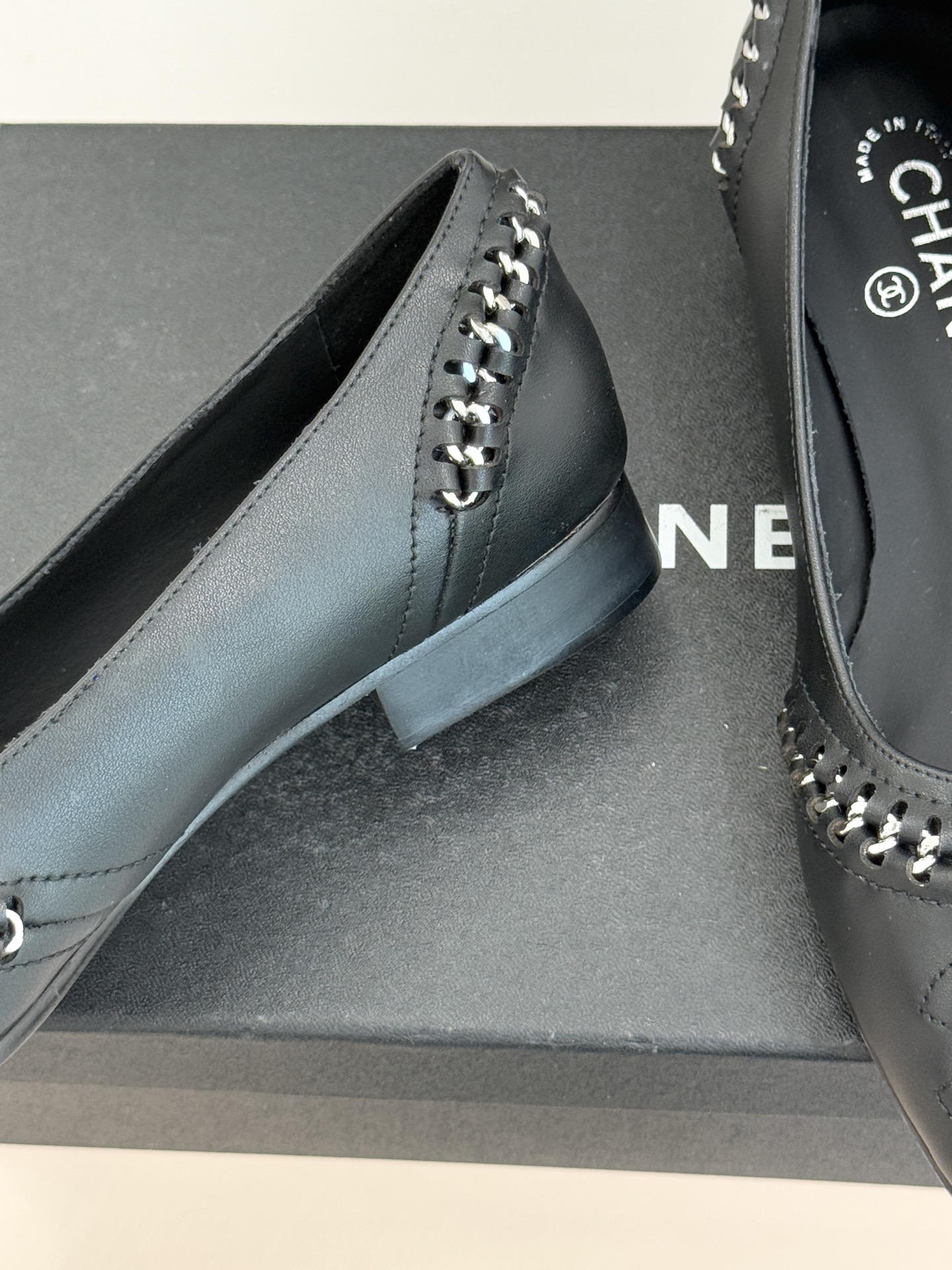 CHANE* ｜小香经典双C拼接平底高跟单鞋将法式优雅刻进每一处细节。利落鞋型搭配撞色拼接设计简约中暗藏