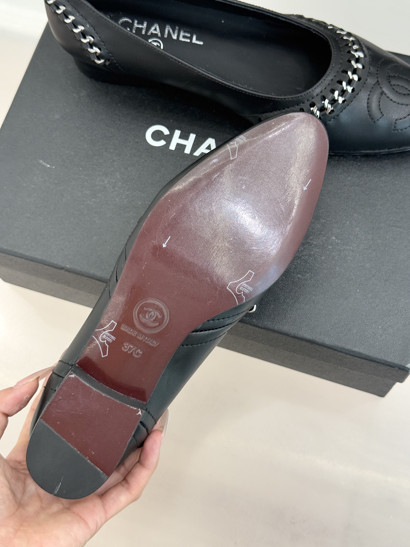 CHANE* ｜小香经典双C拼接平底高跟单鞋将法式优雅刻进每一处细节。利落鞋型搭配撞色拼接设计简约中暗藏