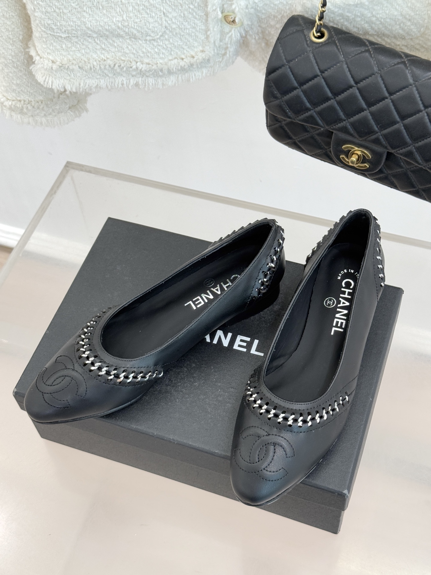 CHANE* ｜小香经典双C拼接平底高跟单鞋将法式优雅刻进每一处细节。利落鞋型搭配撞色拼接设计简约中暗藏