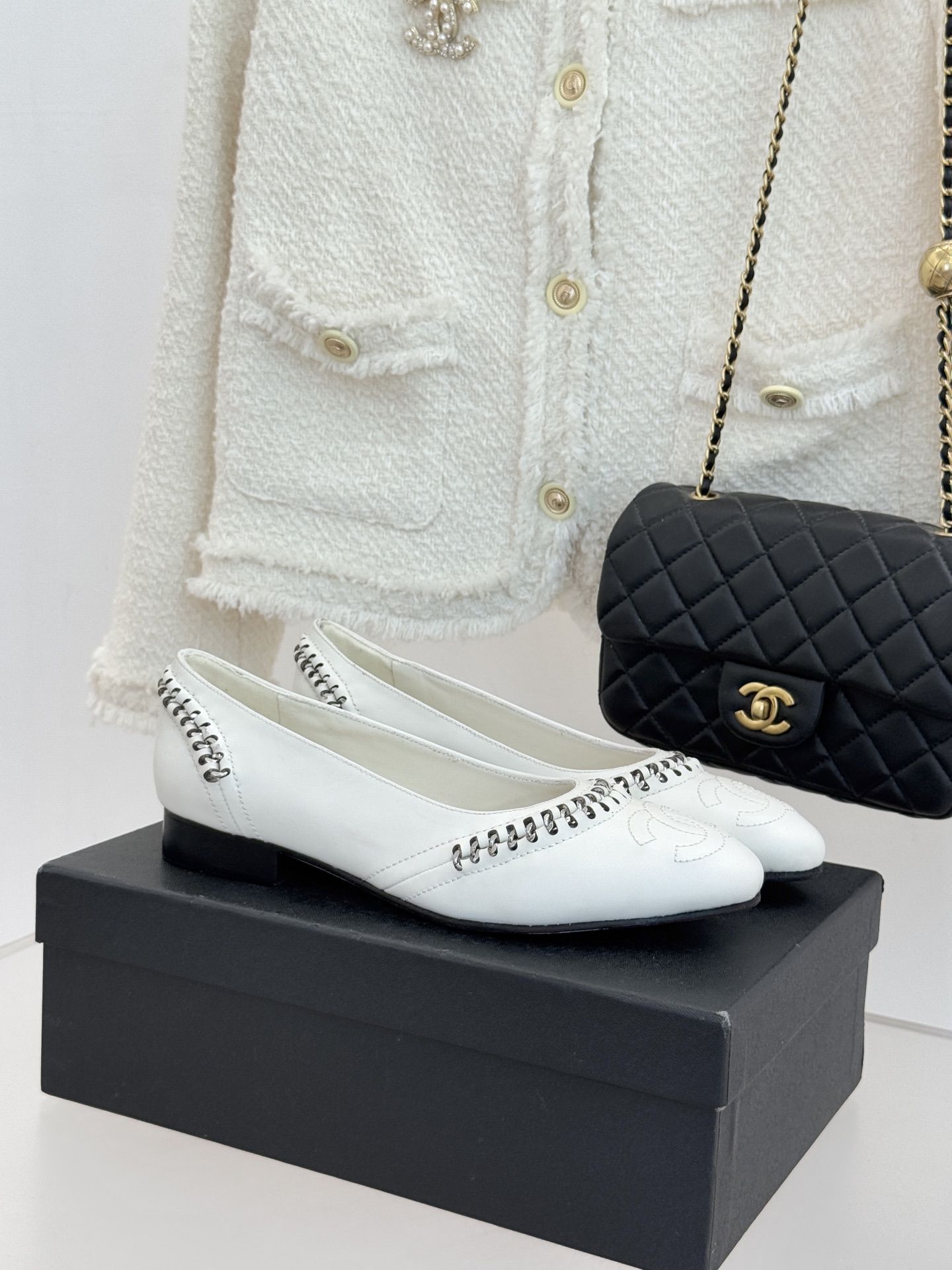 CHANE* ｜小香经典双C拼接平底高跟单鞋将法式优雅刻进每一处细节。利落鞋型搭配撞色拼接设计简约中暗藏