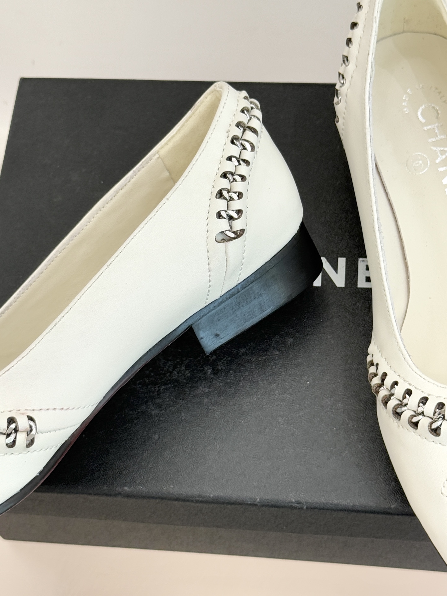 CHANE* ｜小香经典双C拼接平底高跟单鞋将法式优雅刻进每一处细节。利落鞋型搭配撞色拼接设计简约中暗藏