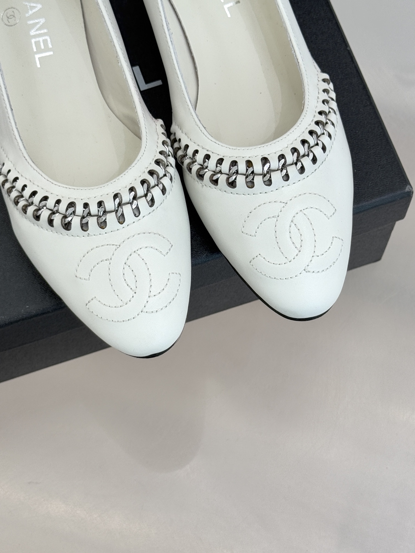 CHANE* ｜小香经典双C拼接平底高跟单鞋将法式优雅刻进每一处细节。利落鞋型搭配撞色拼接设计简约中暗藏