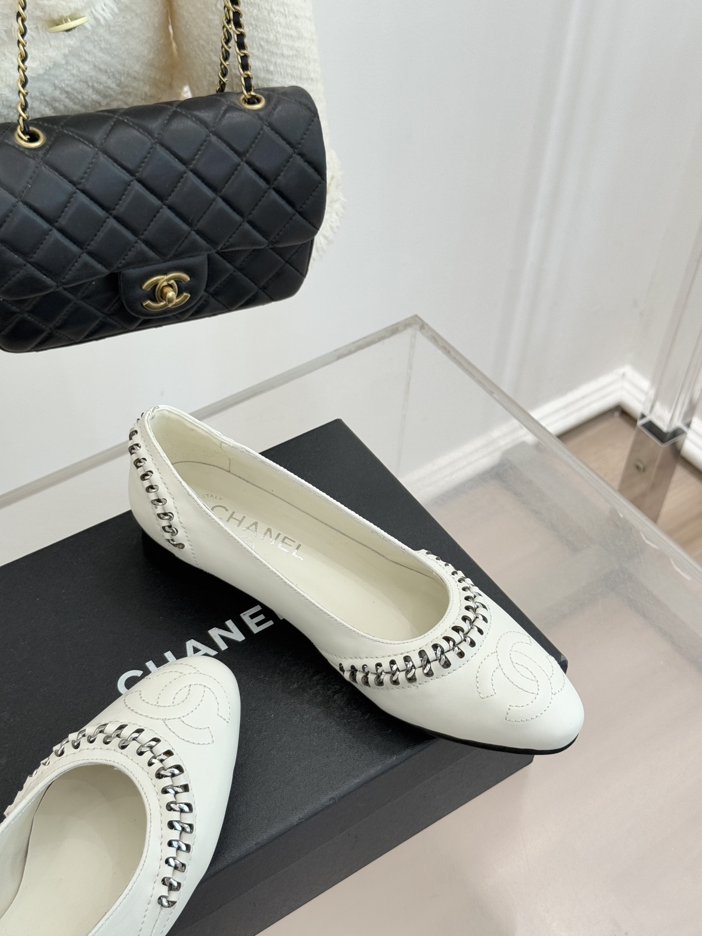 CHANE* ｜小香经典双C拼接平底高跟单鞋将法式优雅刻进每一处细节。利落鞋型搭配撞色拼接设计简约中暗藏