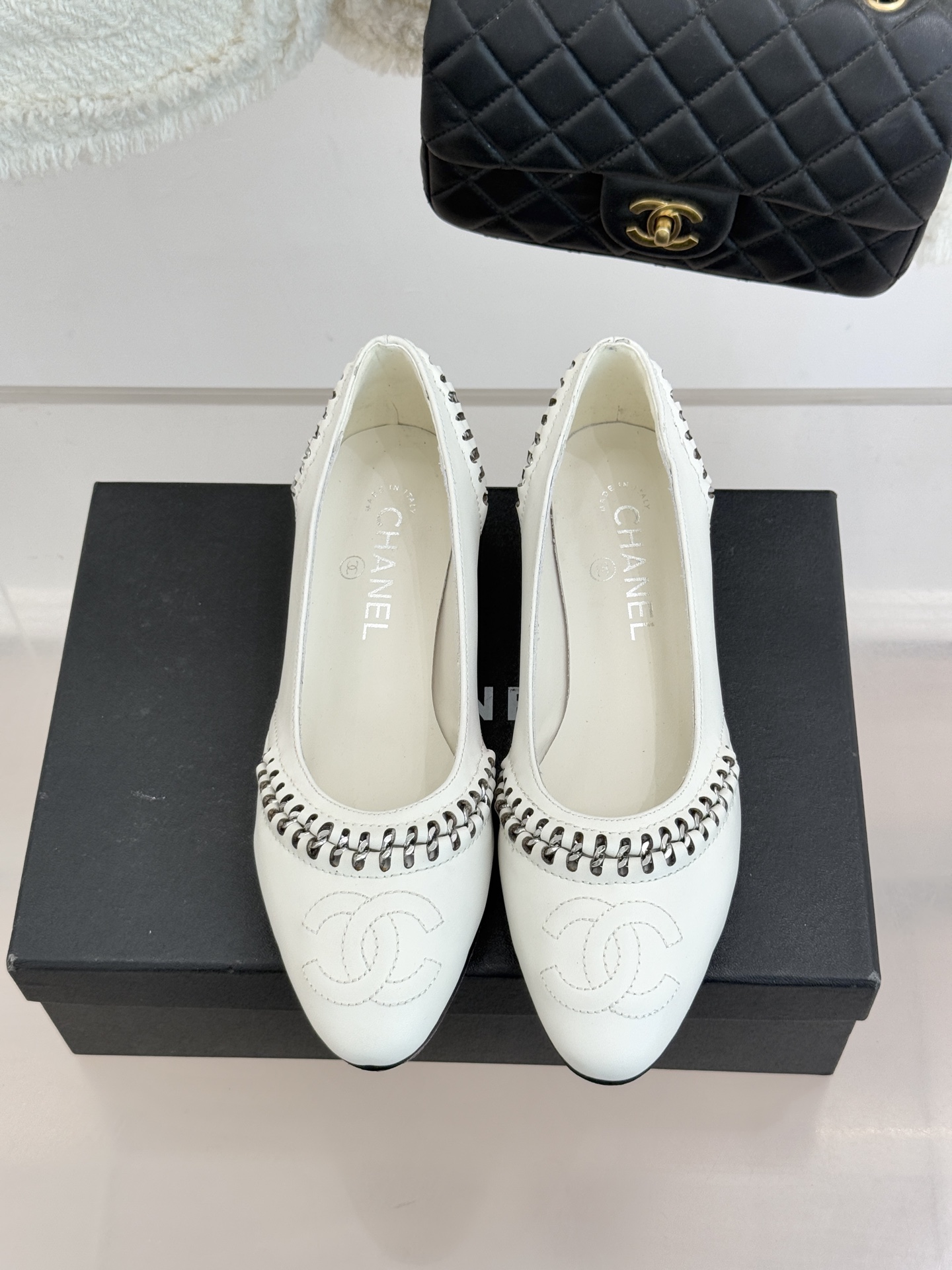 CHANE* ｜小香经典双C拼接平底高跟单鞋将法式优雅刻进每一处细节。利落鞋型搭配撞色拼接设计简约中暗藏