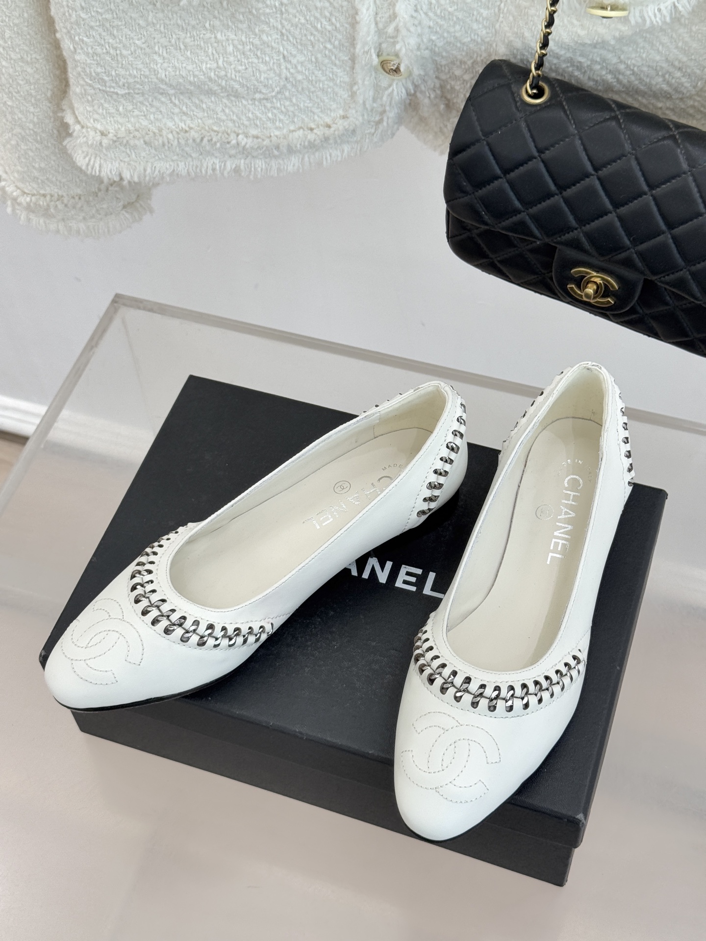 CHANE* ｜小香经典双C拼接平底高跟单鞋将法式优雅刻进每一处细节。利落鞋型搭配撞色拼接设计简约中暗藏