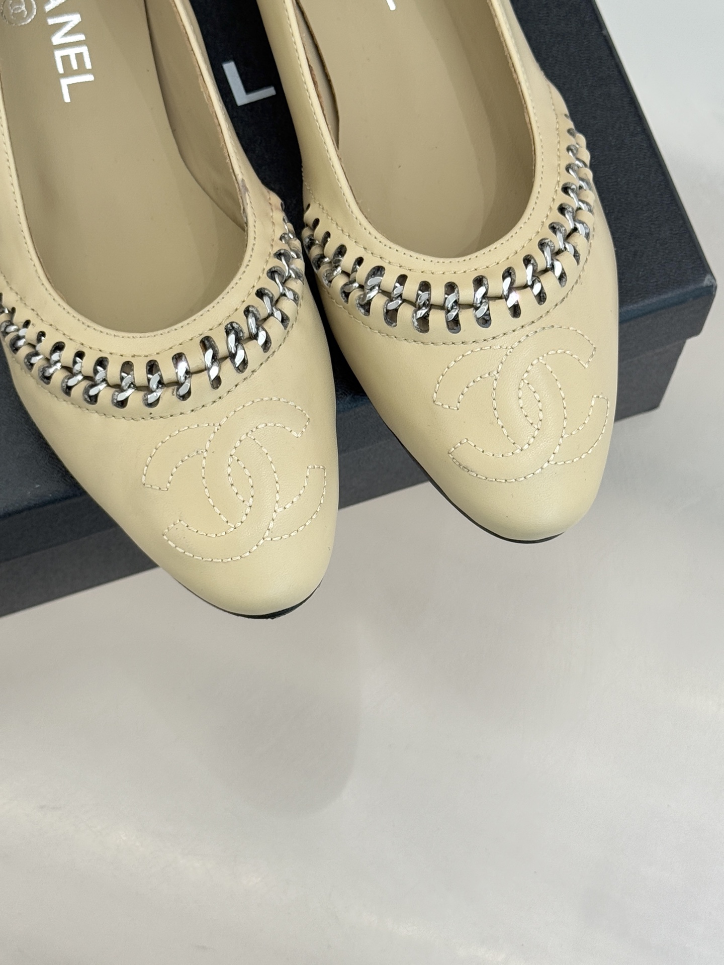 CHANE* ｜小香经典双C拼接平底高跟单鞋将法式优雅刻进每一处细节。利落鞋型搭配撞色拼接设计简约中暗藏