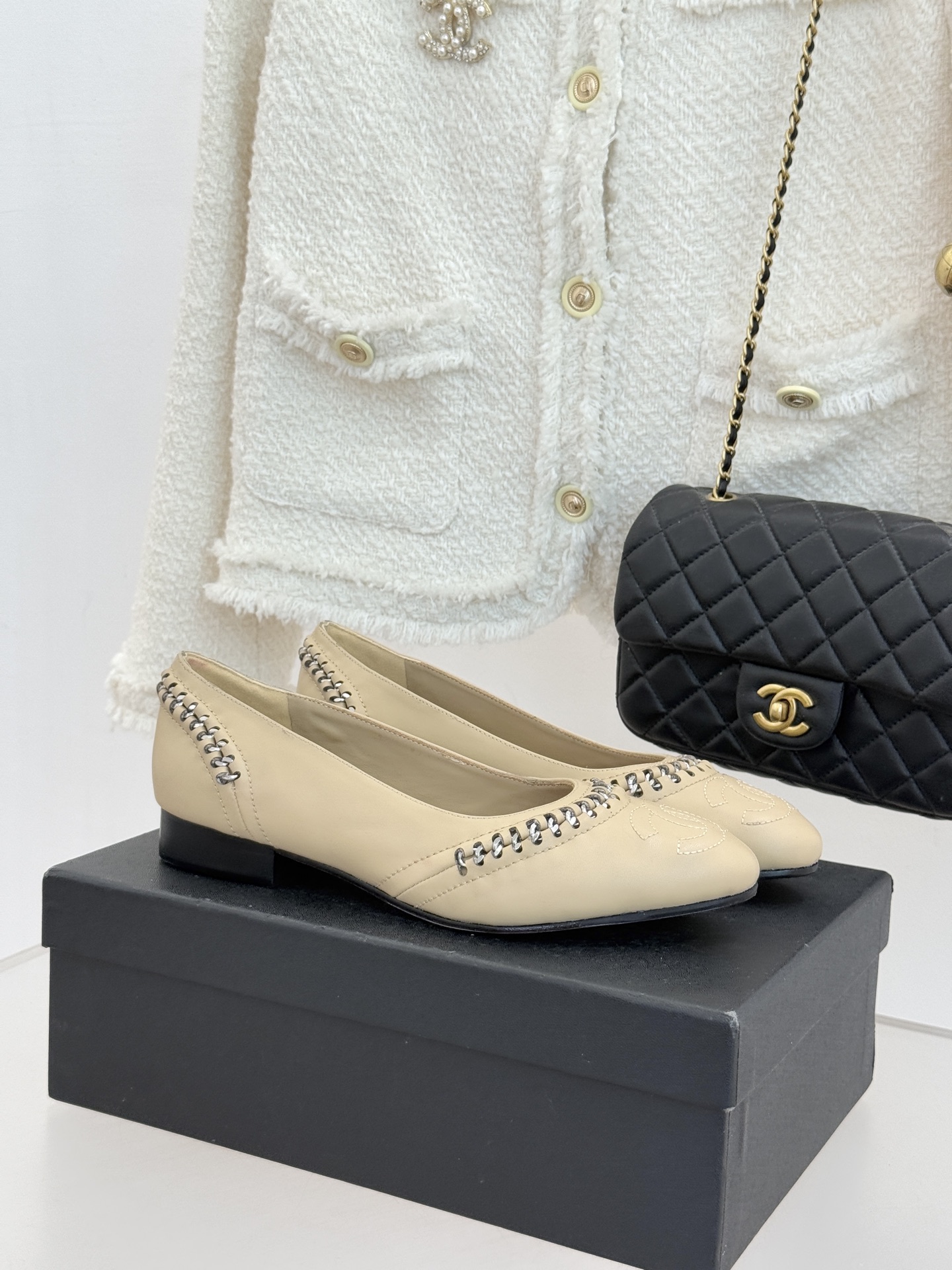 CHANE* ｜小香经典双C拼接平底高跟单鞋将法式优雅刻进每一处细节。利落鞋型搭配撞色拼接设计简约中暗藏