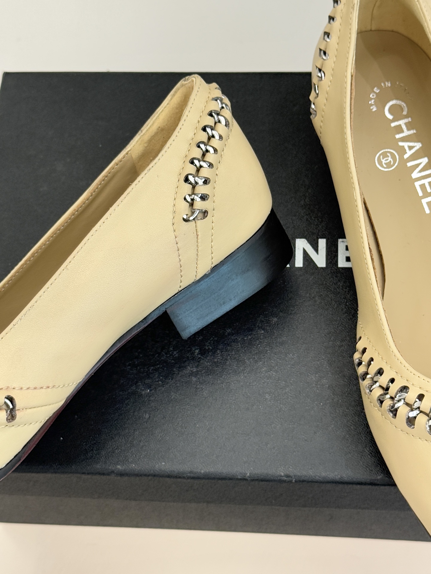 CHANE* ｜小香经典双C拼接平底高跟单鞋将法式优雅刻进每一处细节。利落鞋型搭配撞色拼接设计简约中暗藏