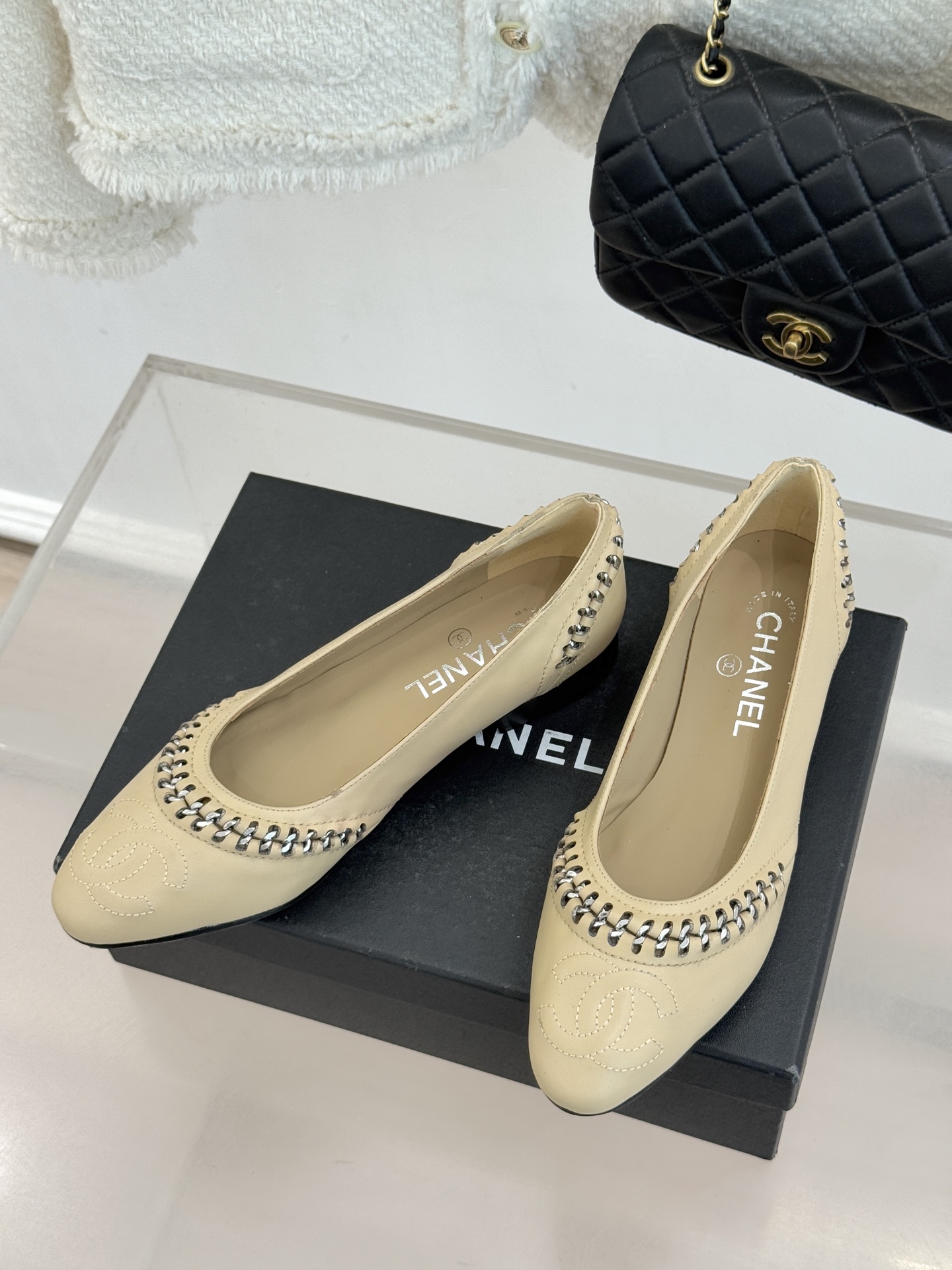 CHANE* ｜小香经典双C拼接平底高跟单鞋将法式优雅刻进每一处细节。利落鞋型搭配撞色拼接设计简约中暗藏