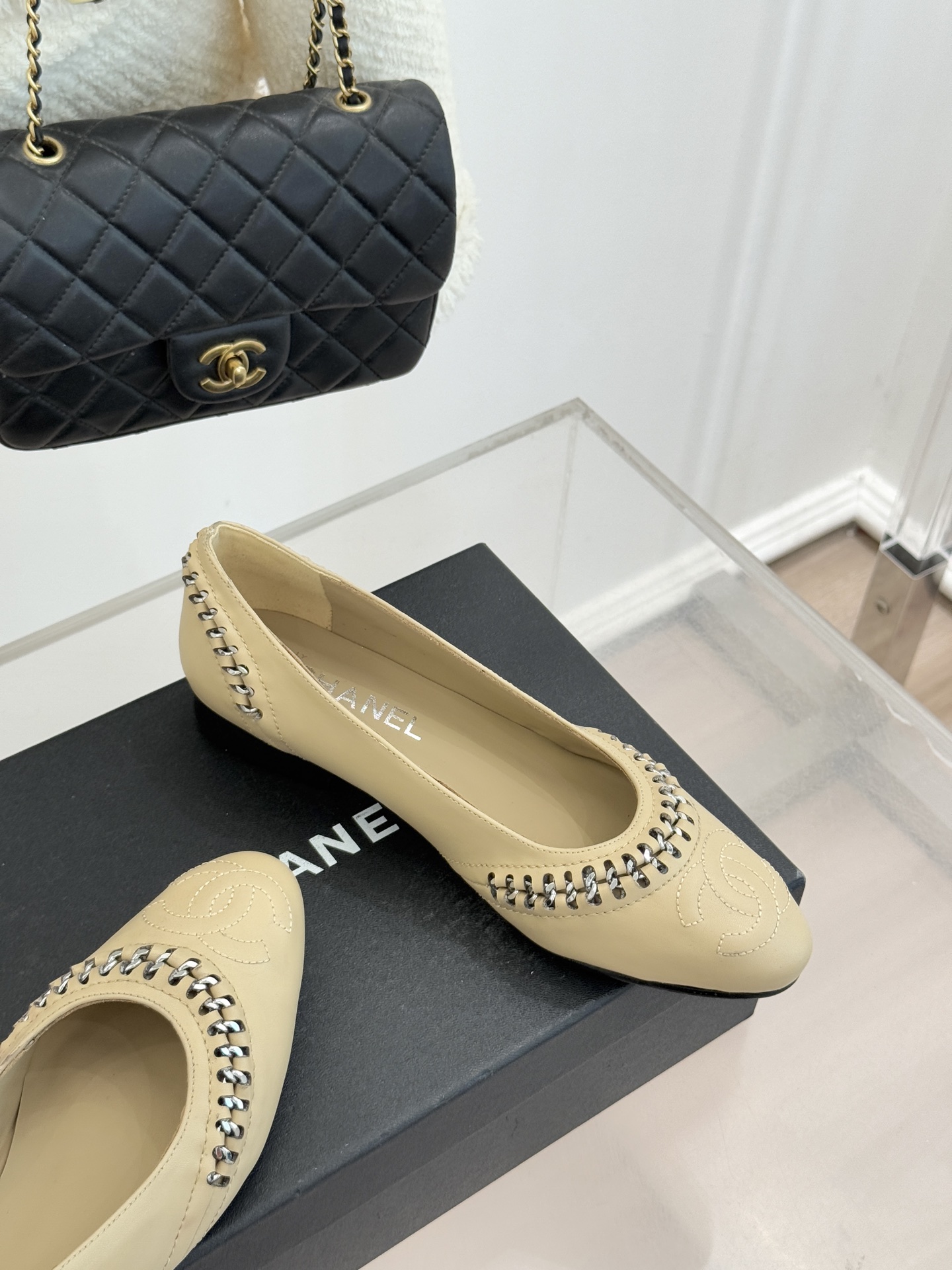 CHANE* ｜小香经典双C拼接平底高跟单鞋将法式优雅刻进每一处细节。利落鞋型搭配撞色拼接设计简约中暗藏