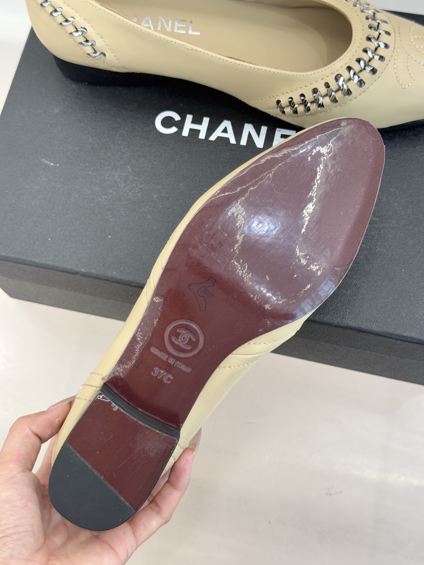 CHANE* ｜小香经典双C拼接平底高跟单鞋将法式优雅刻进每一处细节。利落鞋型搭配撞色拼接设计简约中暗藏