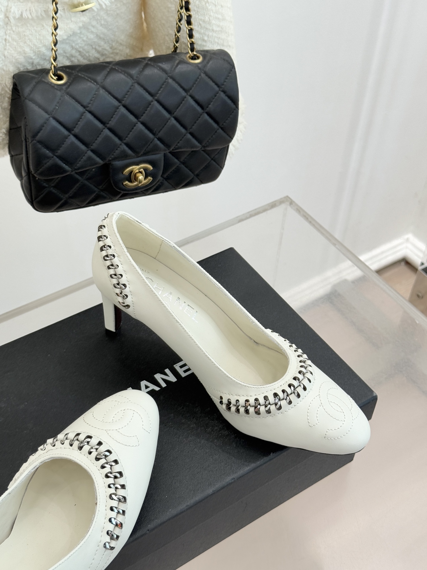 CHANE* ｜小香经典双C拼接平底高跟单鞋将法式优雅刻进每一处细节。利落鞋型搭配撞色拼接设计简约中暗藏