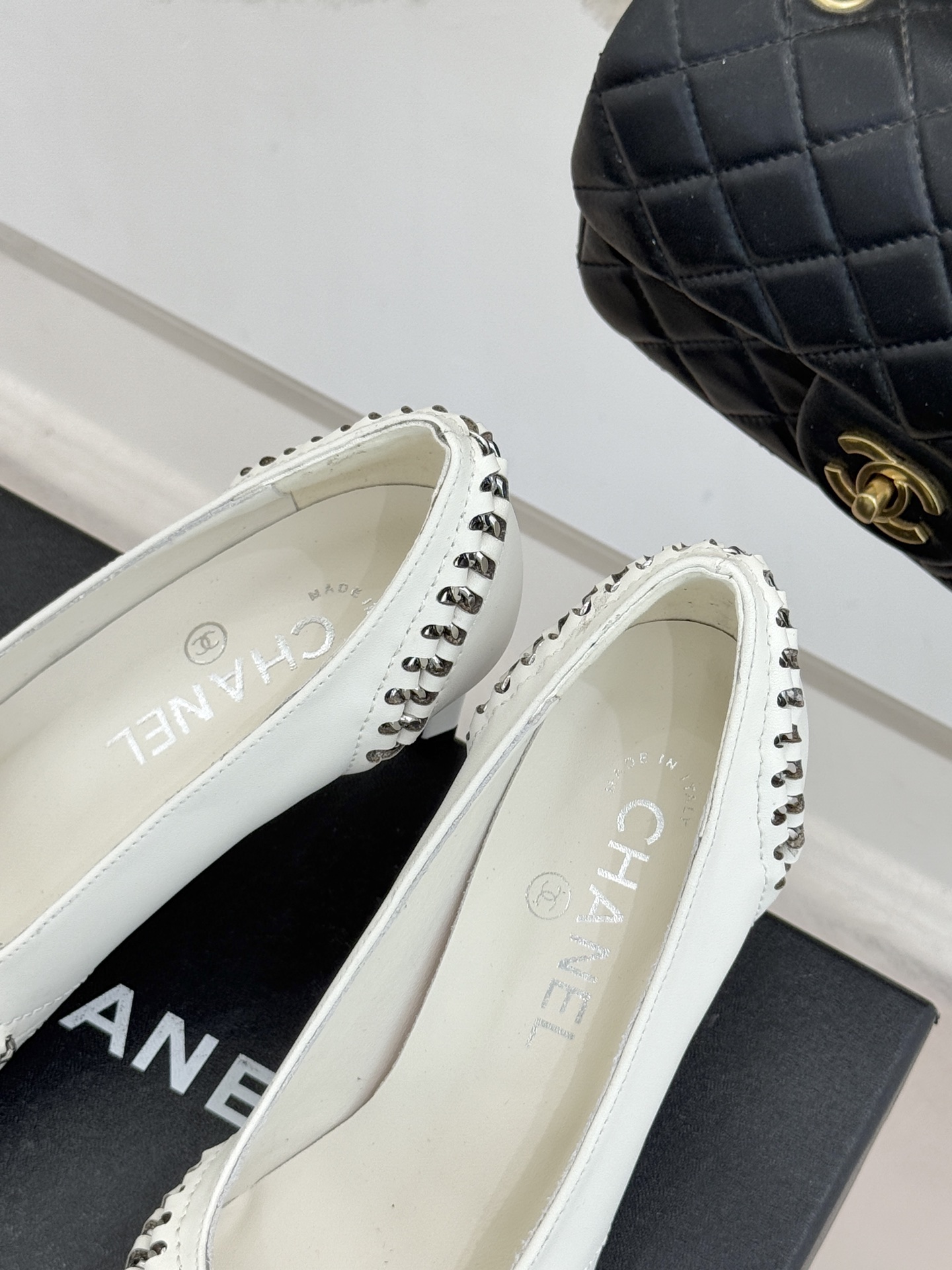 CHANE* ｜小香经典双C拼接平底高跟单鞋将法式优雅刻进每一处细节。利落鞋型搭配撞色拼接设计简约中暗藏