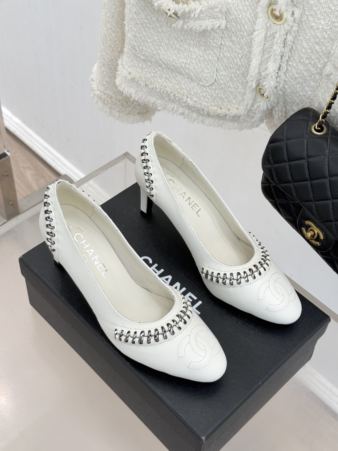 CHANE* ｜小香经典双C拼接平底高跟单鞋将法式优雅刻进每一处细节。利落鞋型搭配撞色拼接设计简约中暗藏