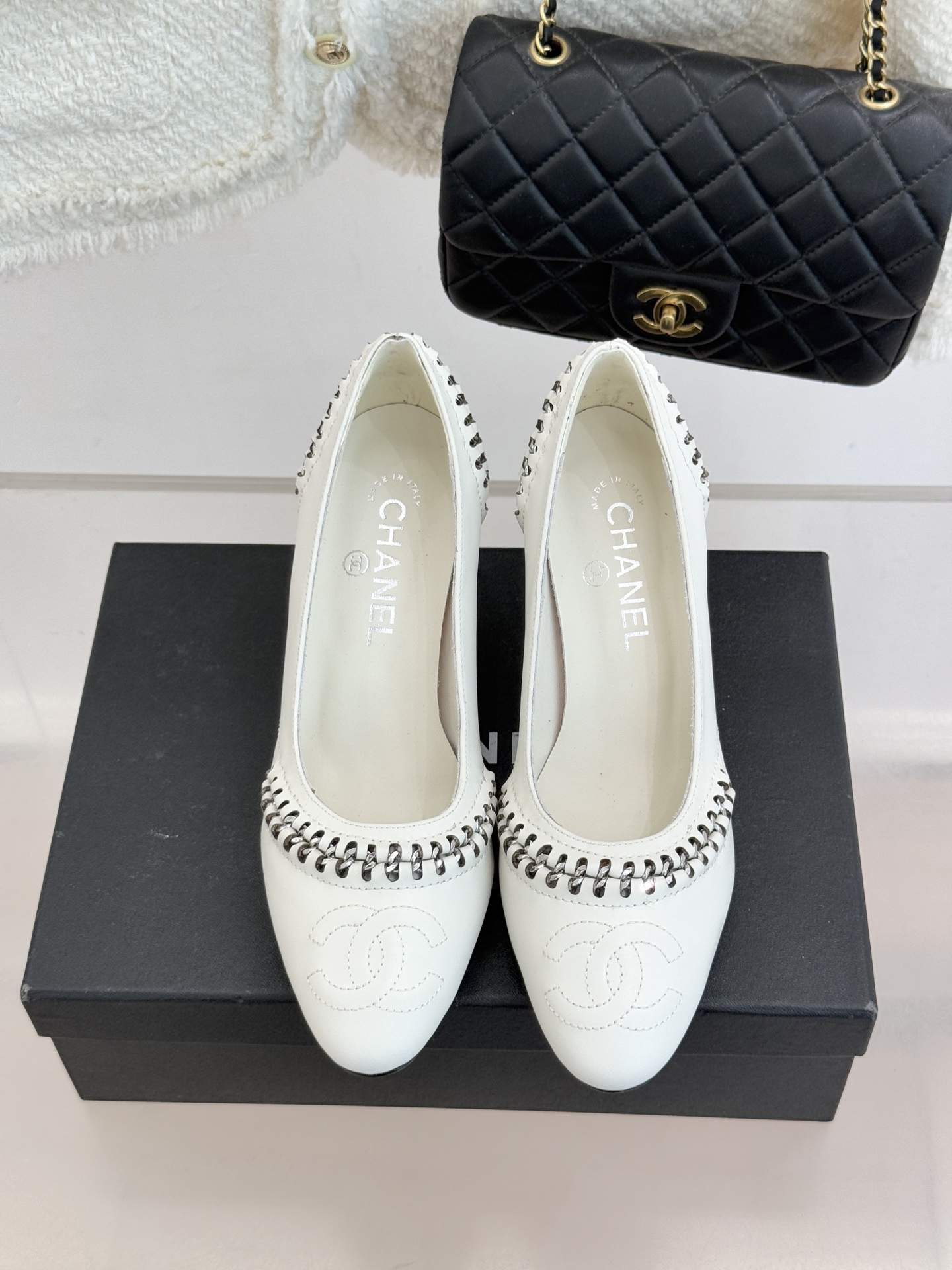 CHANE* ｜小香经典双C拼接平底高跟单鞋将法式优雅刻进每一处细节。利落鞋型搭配撞色拼接设计简约中暗藏