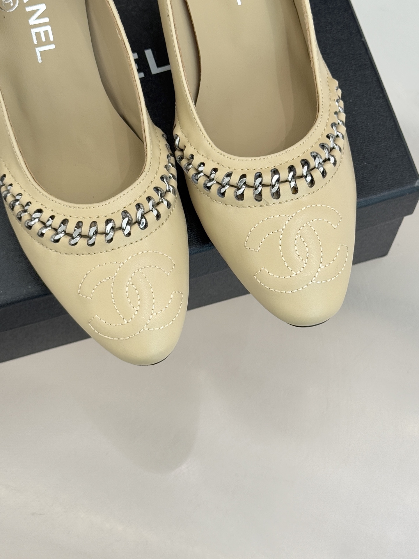 CHANE* ｜小香经典双C拼接平底高跟单鞋将法式优雅刻进每一处细节。利落鞋型搭配撞色拼接设计简约中暗藏