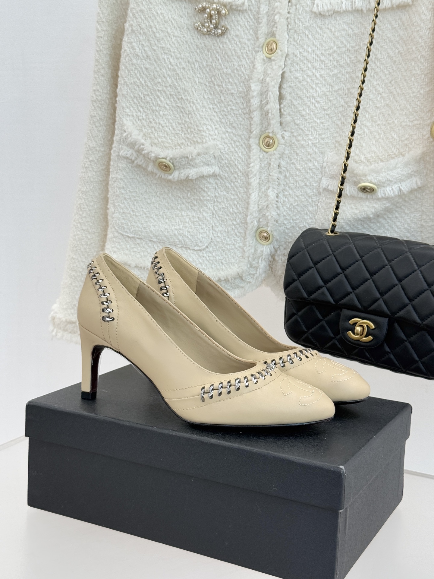 CHANE* ｜小香经典双C拼接平底高跟单鞋将法式优雅刻进每一处细节。利落鞋型搭配撞色拼接设计简约中暗藏