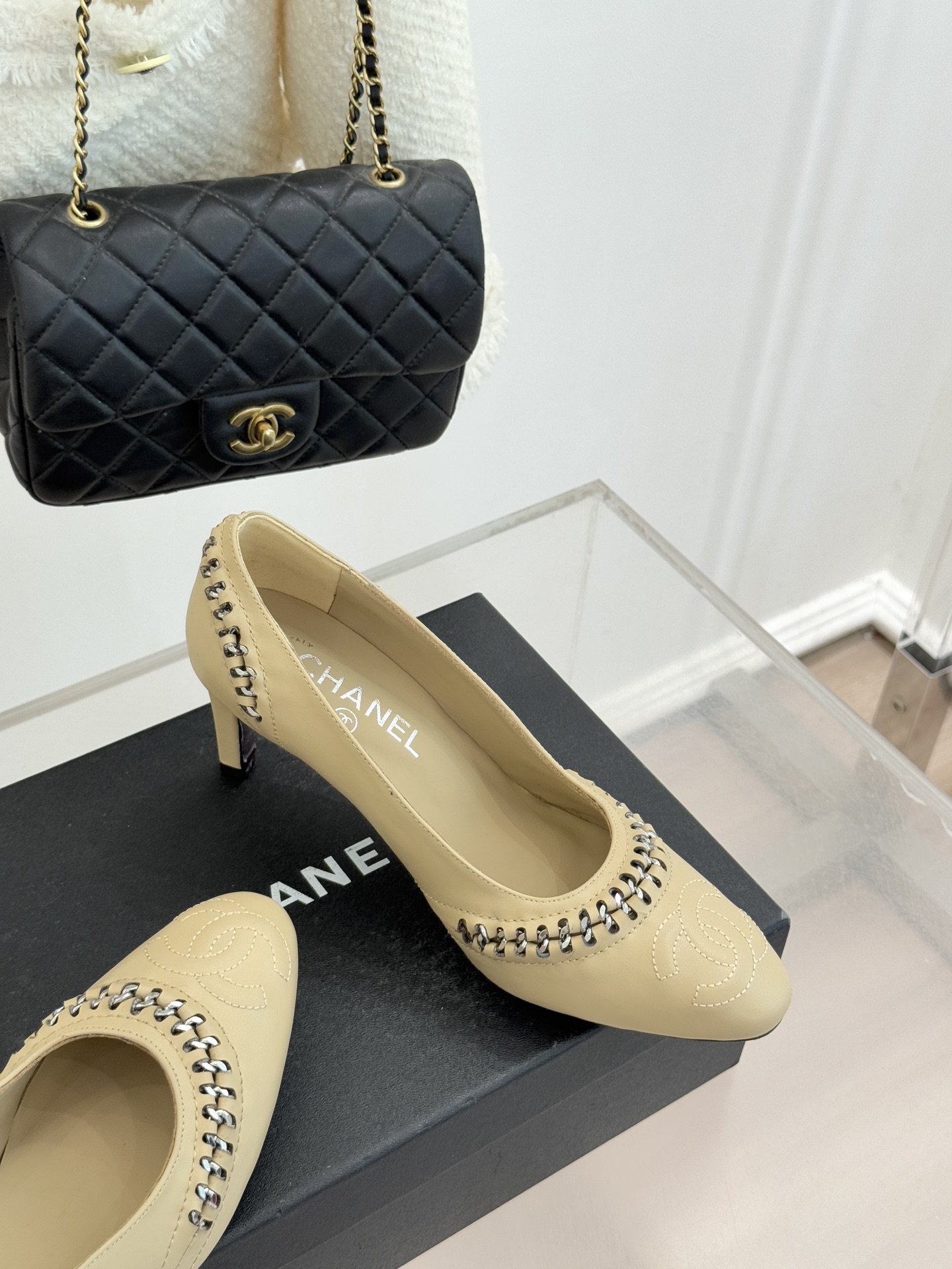 CHANE* ｜小香经典双C拼接平底高跟单鞋将法式优雅刻进每一处细节。利落鞋型搭配撞色拼接设计简约中暗藏