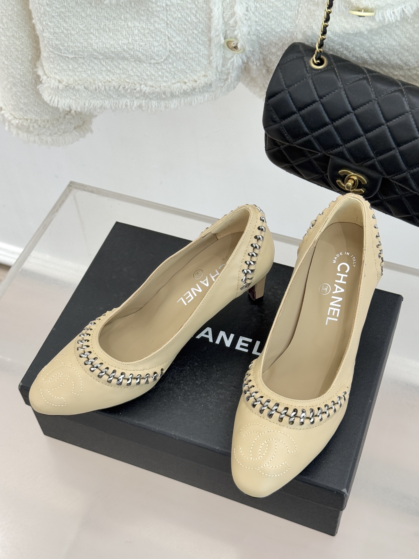 CHANE* ｜小香经典双C拼接平底高跟单鞋将法式优雅刻进每一处细节。利落鞋型搭配撞色拼接设计简约中暗藏