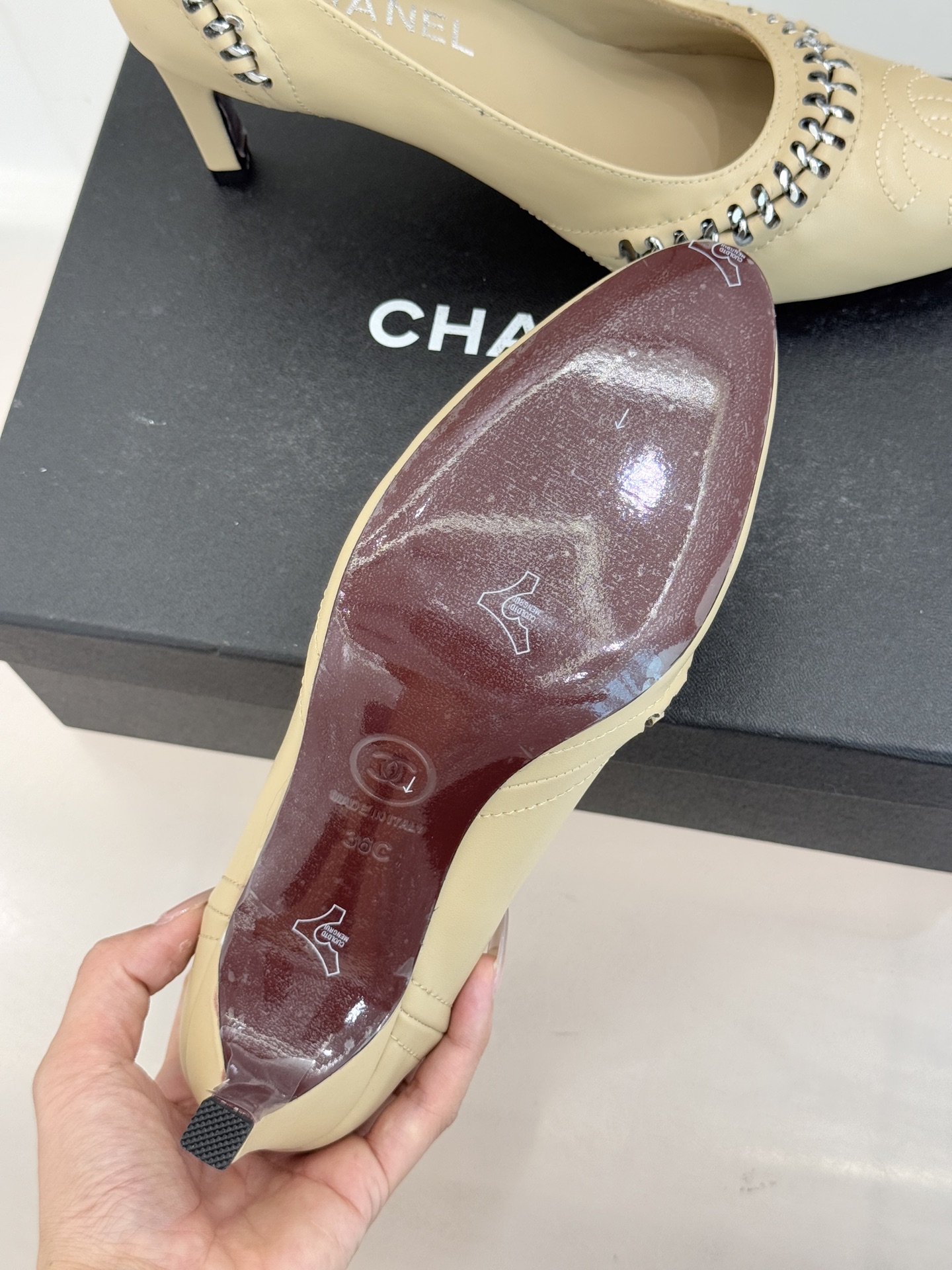 CHANE* ｜小香经典双C拼接平底高跟单鞋将法式优雅刻进每一处细节。利落鞋型搭配撞色拼接设计简约中暗藏