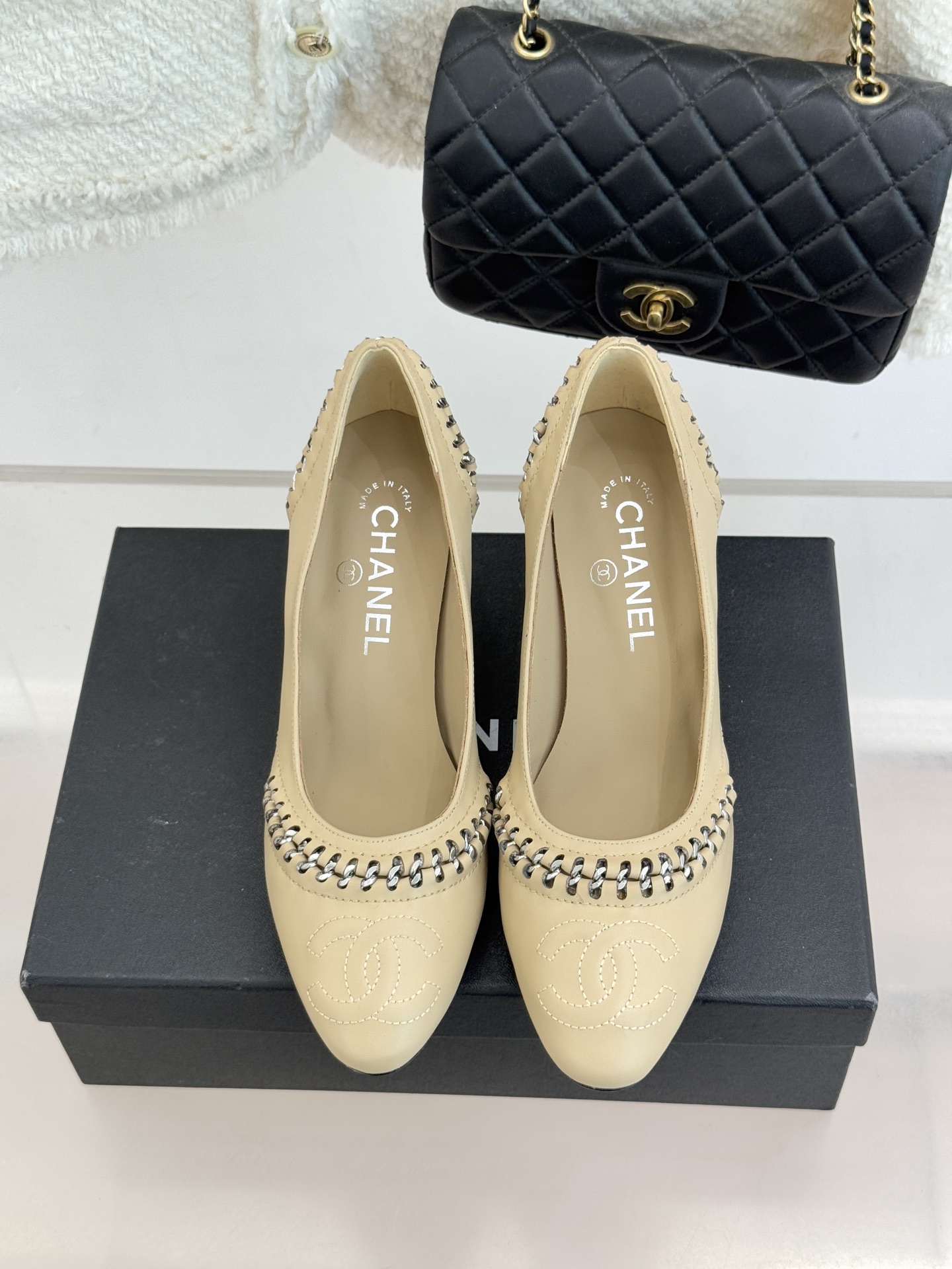 CHANE* ｜小香经典双C拼接平底高跟单鞋将法式优雅刻进每一处细节。利落鞋型搭配撞色拼接设计简约中暗藏