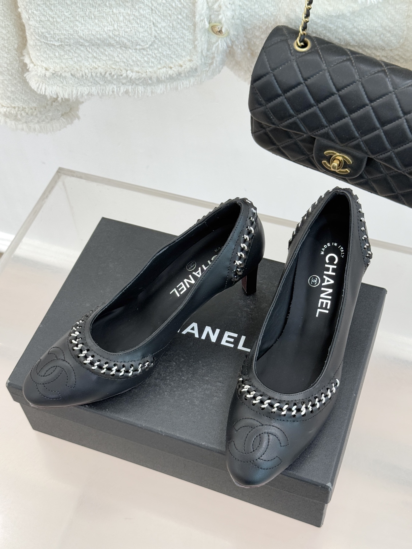 CHANE* ｜小香经典双C拼接平底高跟单鞋将法式优雅刻进每一处细节。利落鞋型搭配撞色拼接设计简约中暗藏