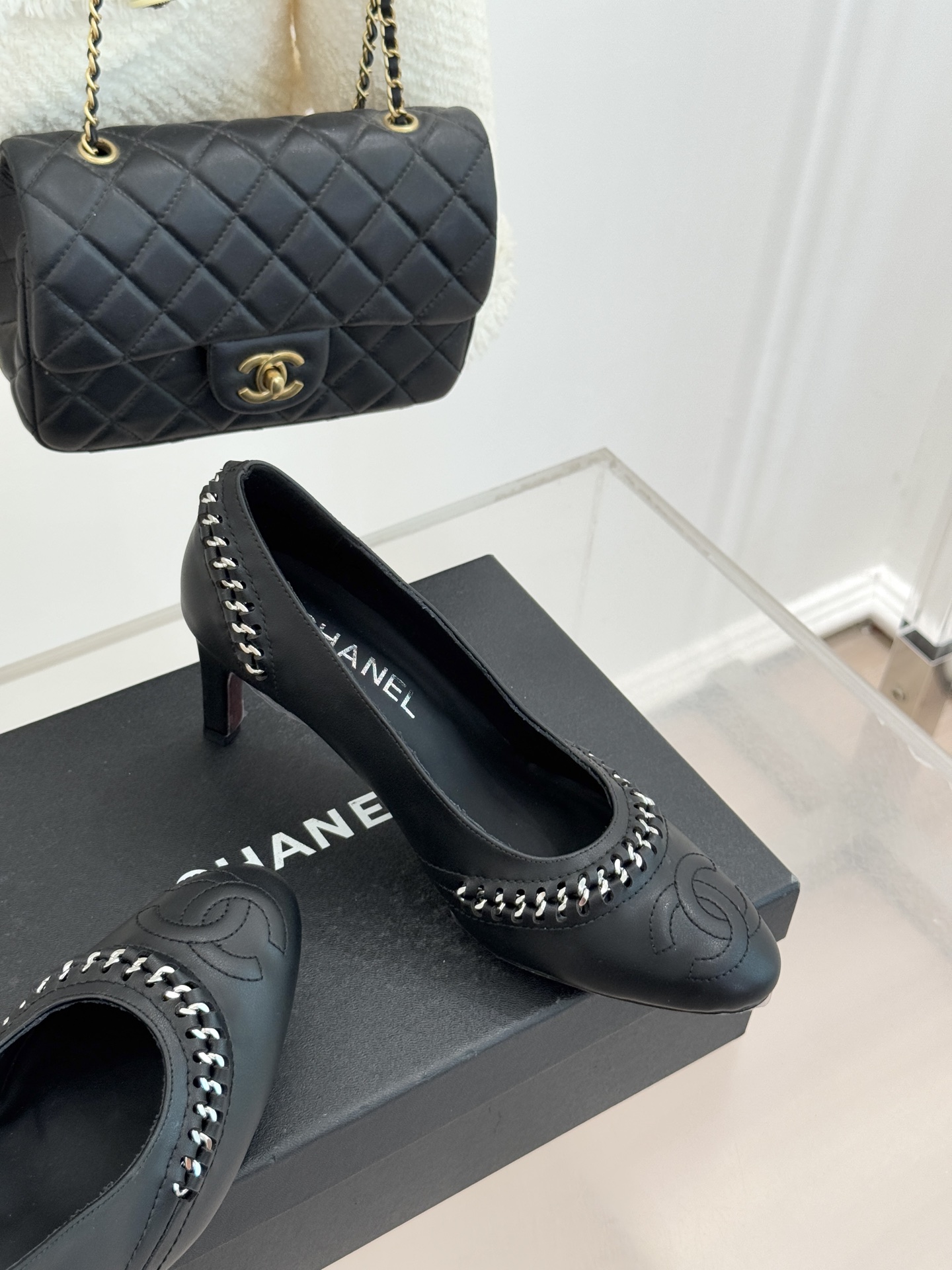 CHANE* ｜小香经典双C拼接平底高跟单鞋将法式优雅刻进每一处细节。利落鞋型搭配撞色拼接设计简约中暗藏