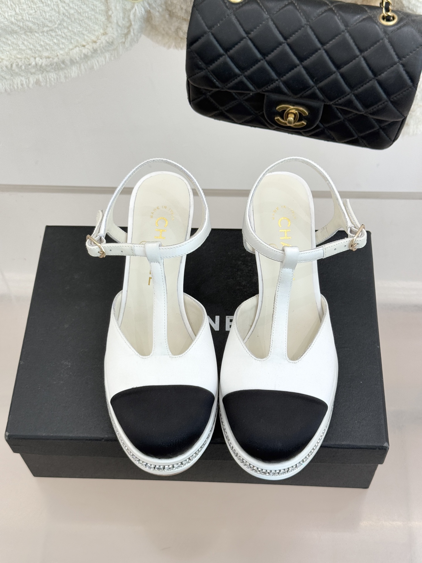 CHANE* ｜小香T字带拼色水钻防水台高跟凉鞋以T字带勾勒优雅脚背线条撞色拼接碰撞摩登格调鞋底水钻随步